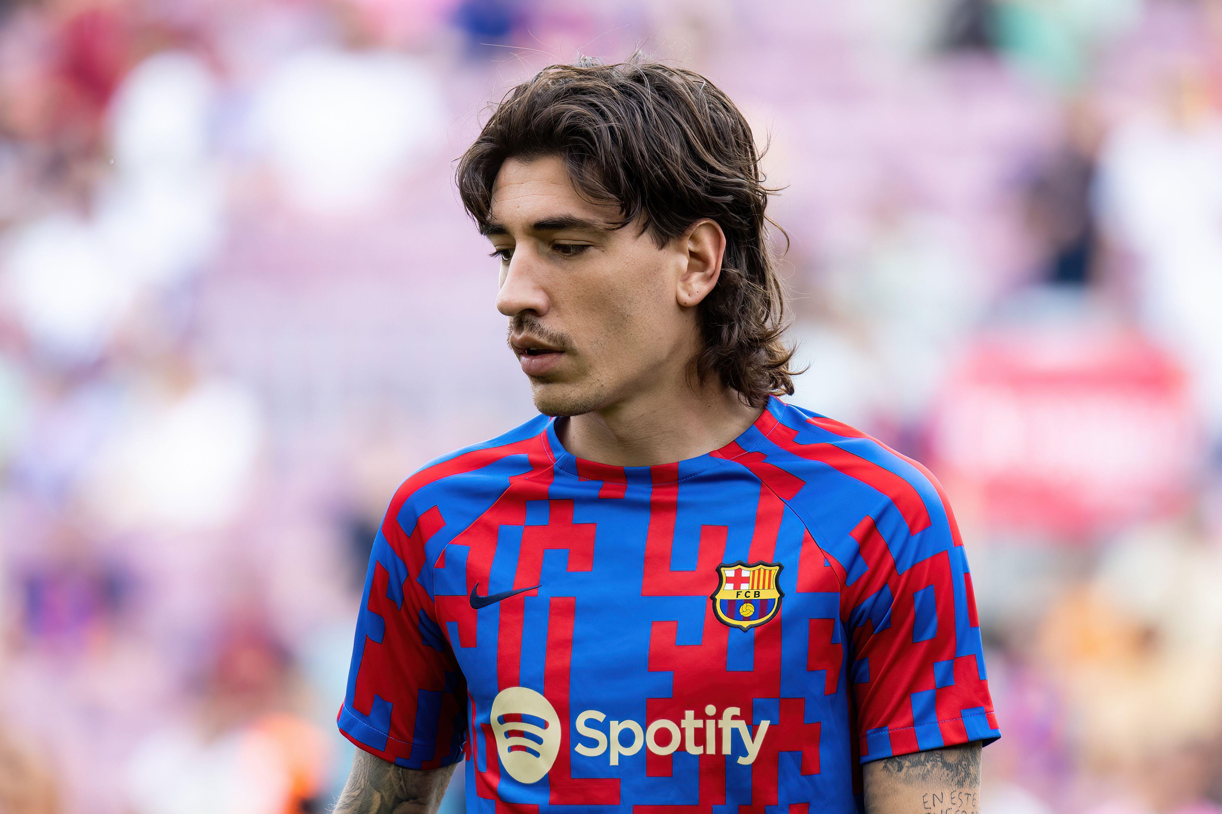  Hector Bellerin warms up prior to the La Liga match between FC Barcelona and Elche CF 