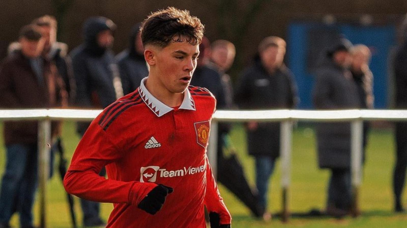 Shea Lacey in action for Manchester United's academy.