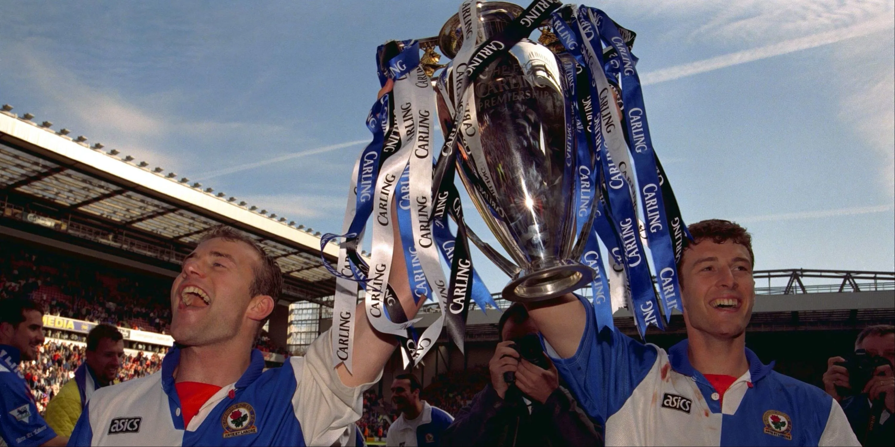 Alan Shearer và Chris Sutton nâng cao cúp vô địch Premier League cùng Blackburn Rovers mùa 1994/95