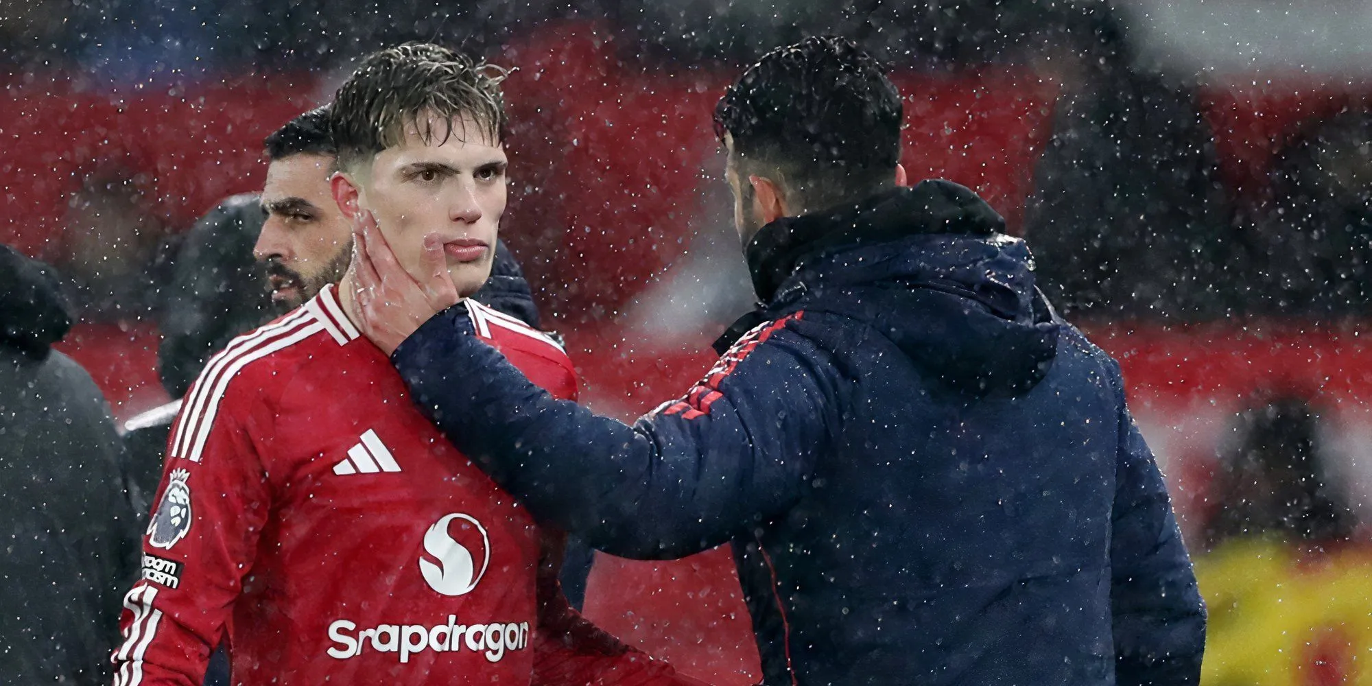Alejandro Garnacho trao đổi cùng HLV Ruben Amorim trên sân tập Manchester United