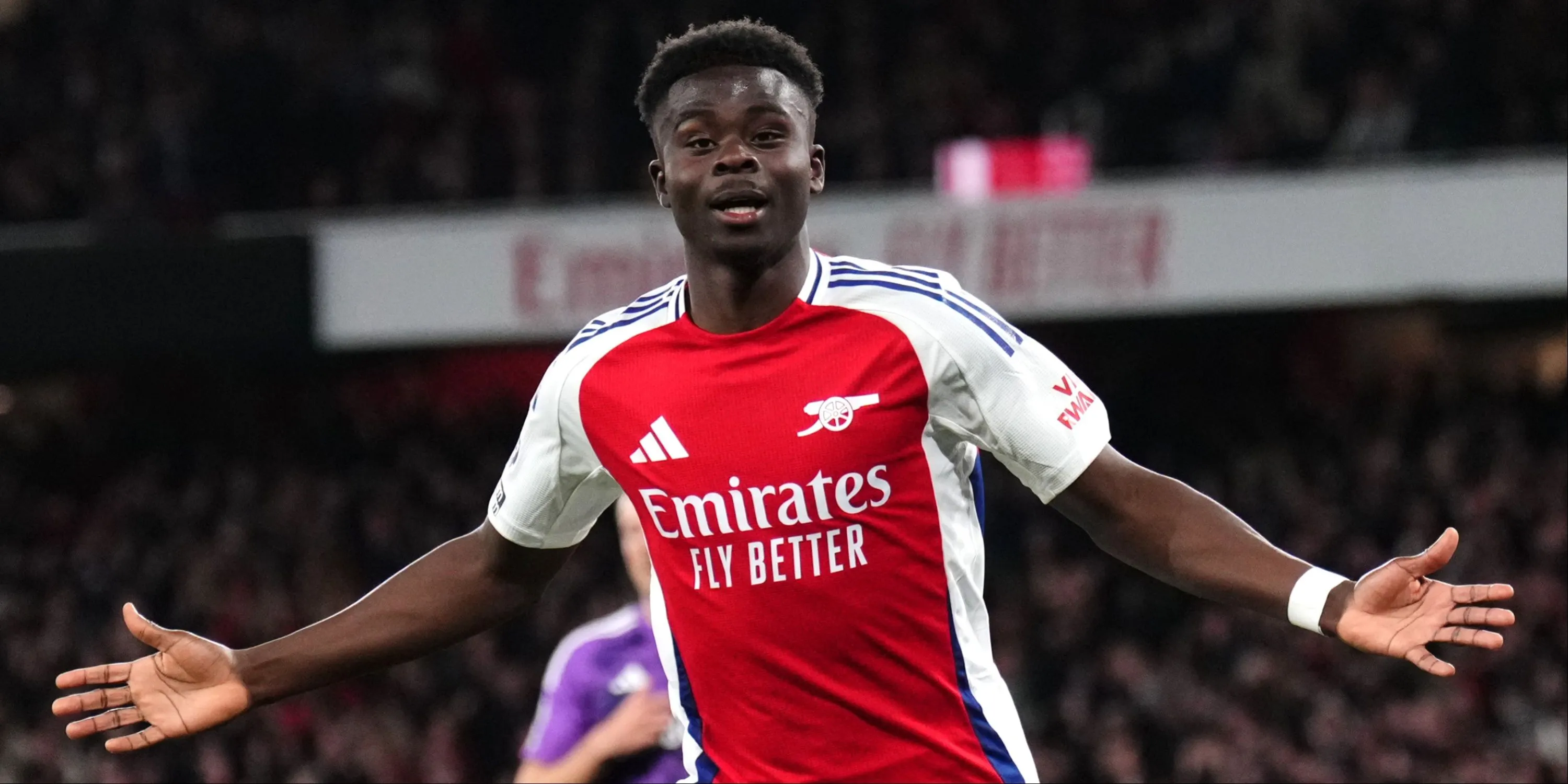 Bukayo Saka đi bóng kỹ thuật trong trận đấu của Arsenal, thể hiện vai trò quan trọng trên hàng công