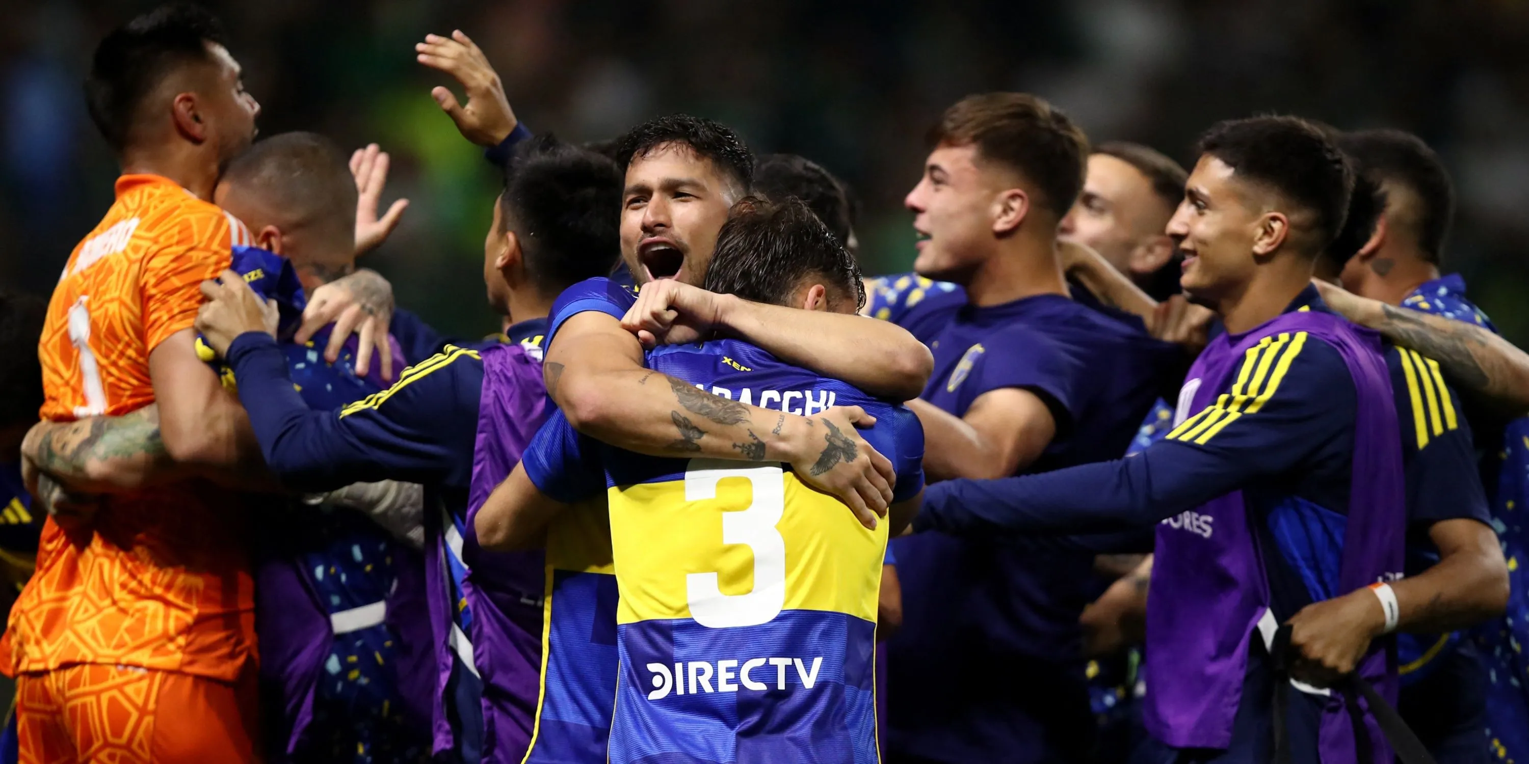 Các cầu thủ Boca Juniors ăn mừng bàn thắng cùng đồng đội Marcelo Saracchi