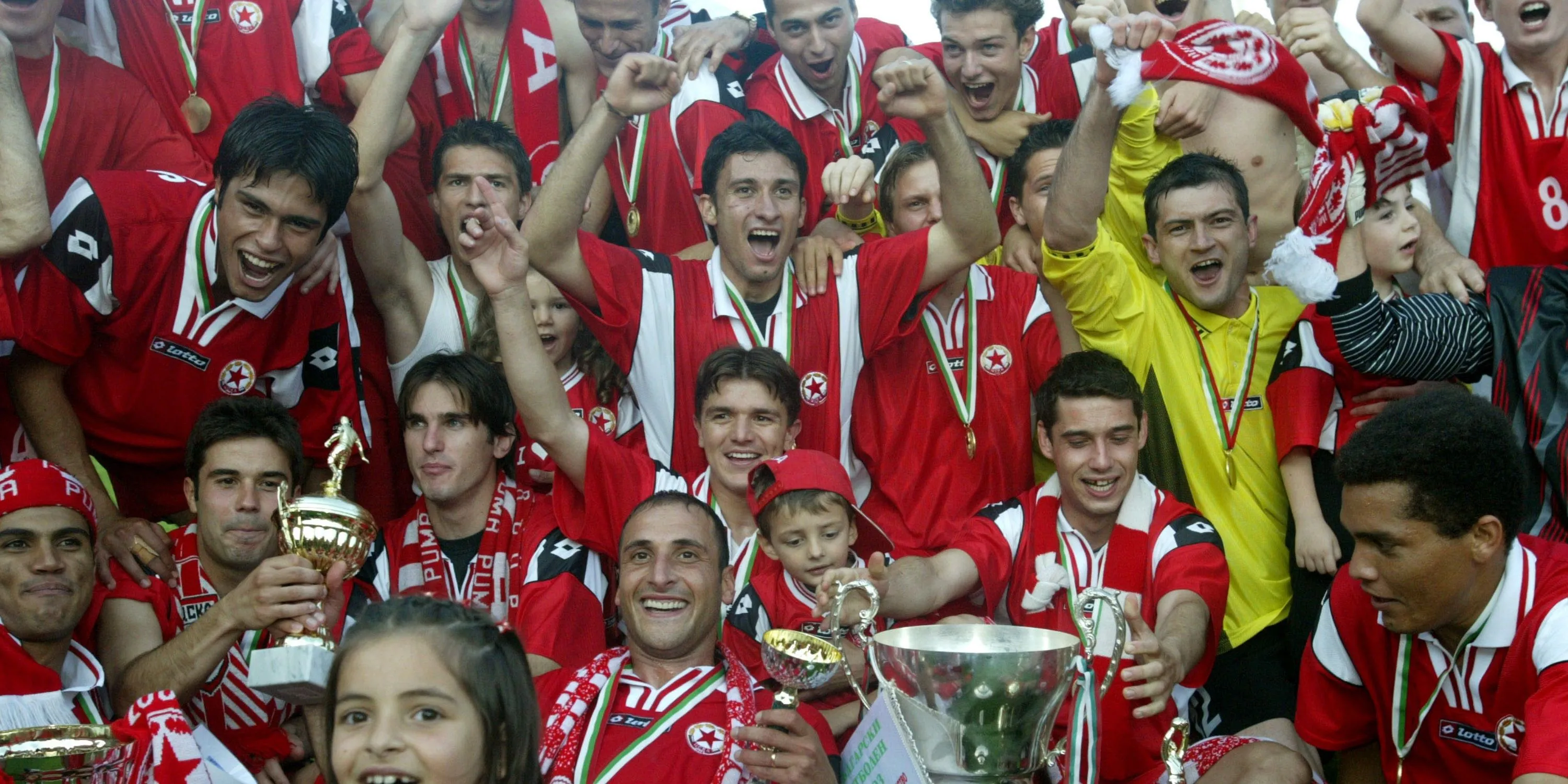 Các cầu thủ CSKA Sofia ăn mừng chiến thắng trên sân cỏ