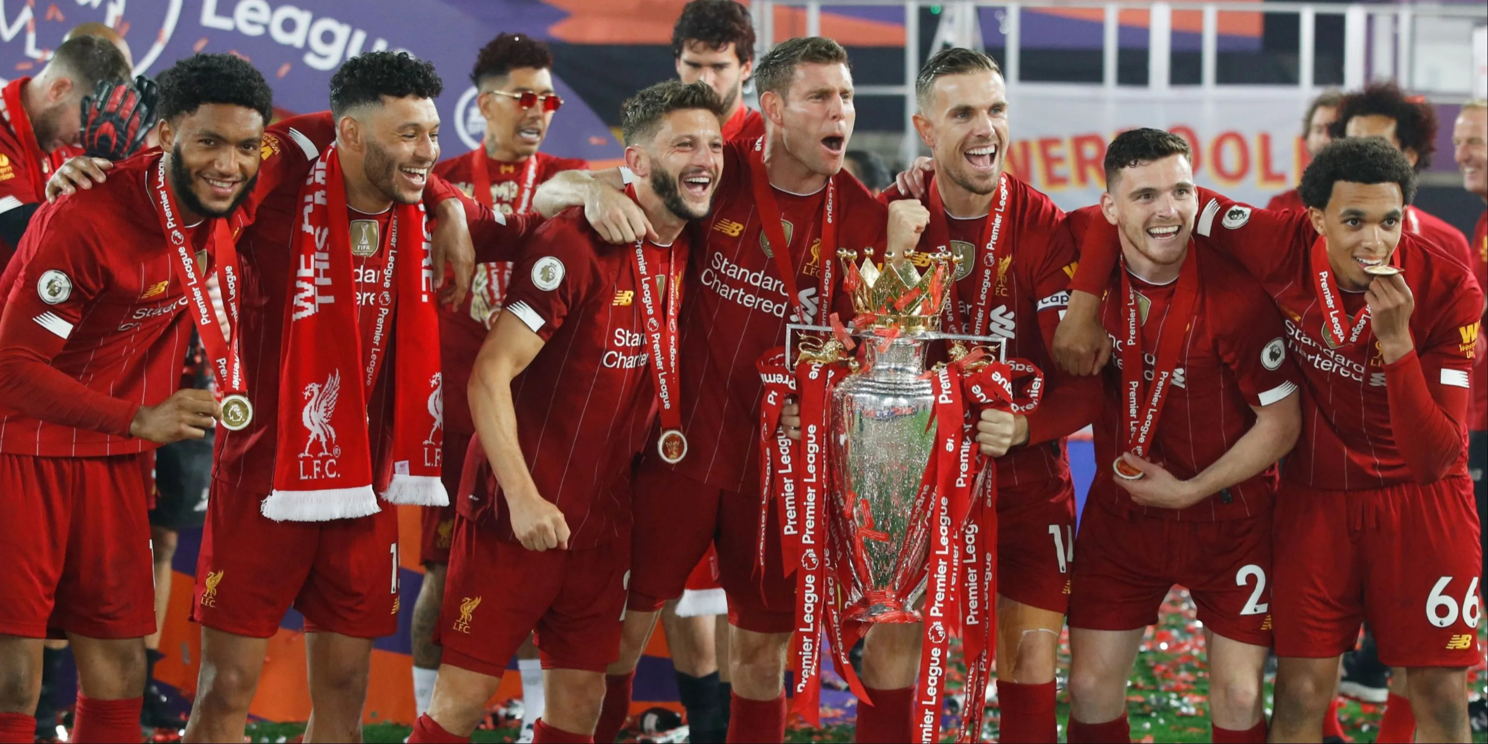 Các cầu thủ Liverpool ăn mừng chiến thắng dưới sự cổ vũ của khán giả