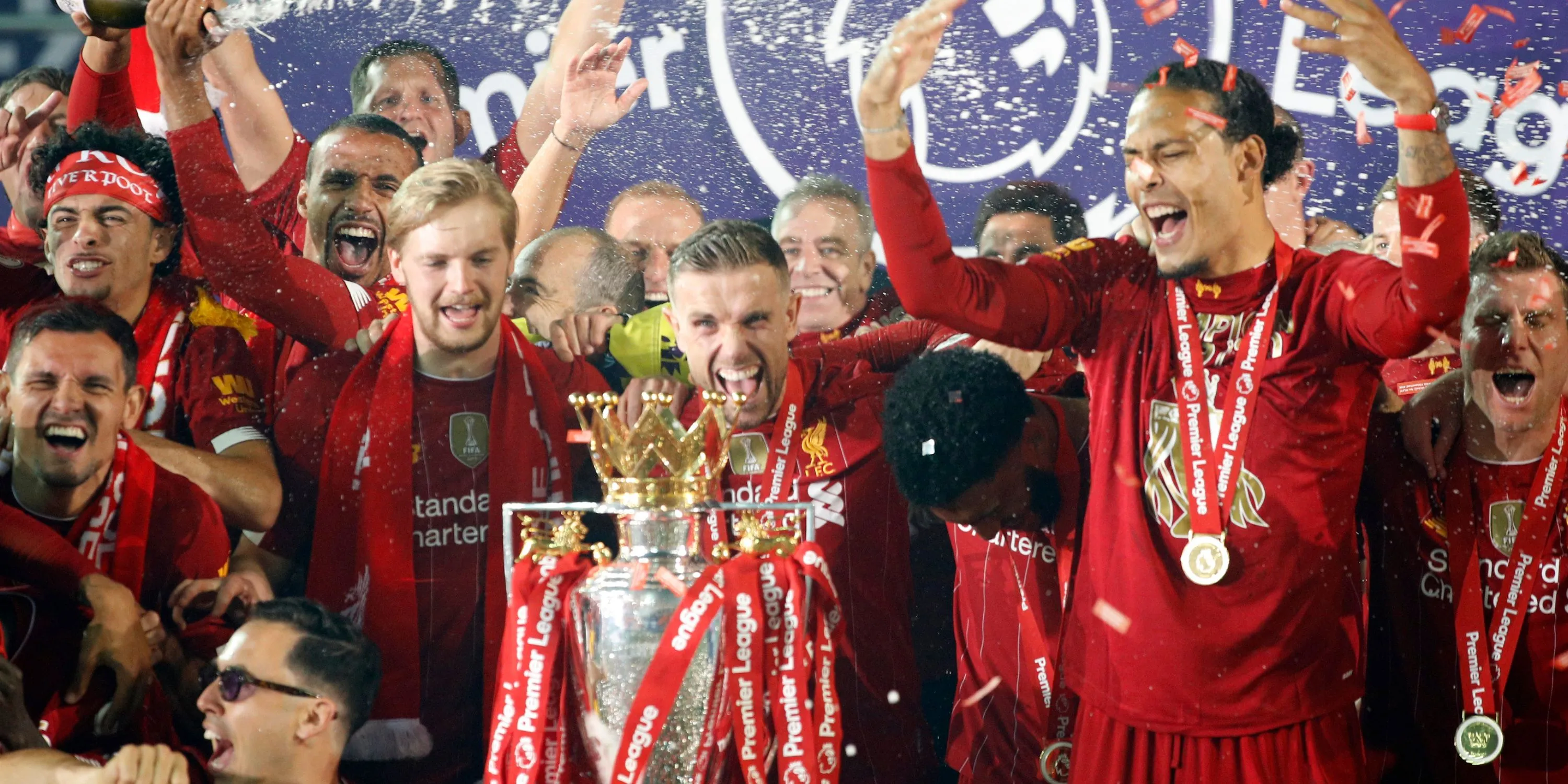Các cầu thủ Liverpool ăn mừng cuồng nhiệt cùng người hâm mộ sau khi giành chức vô địch Ngoại hạng Anh