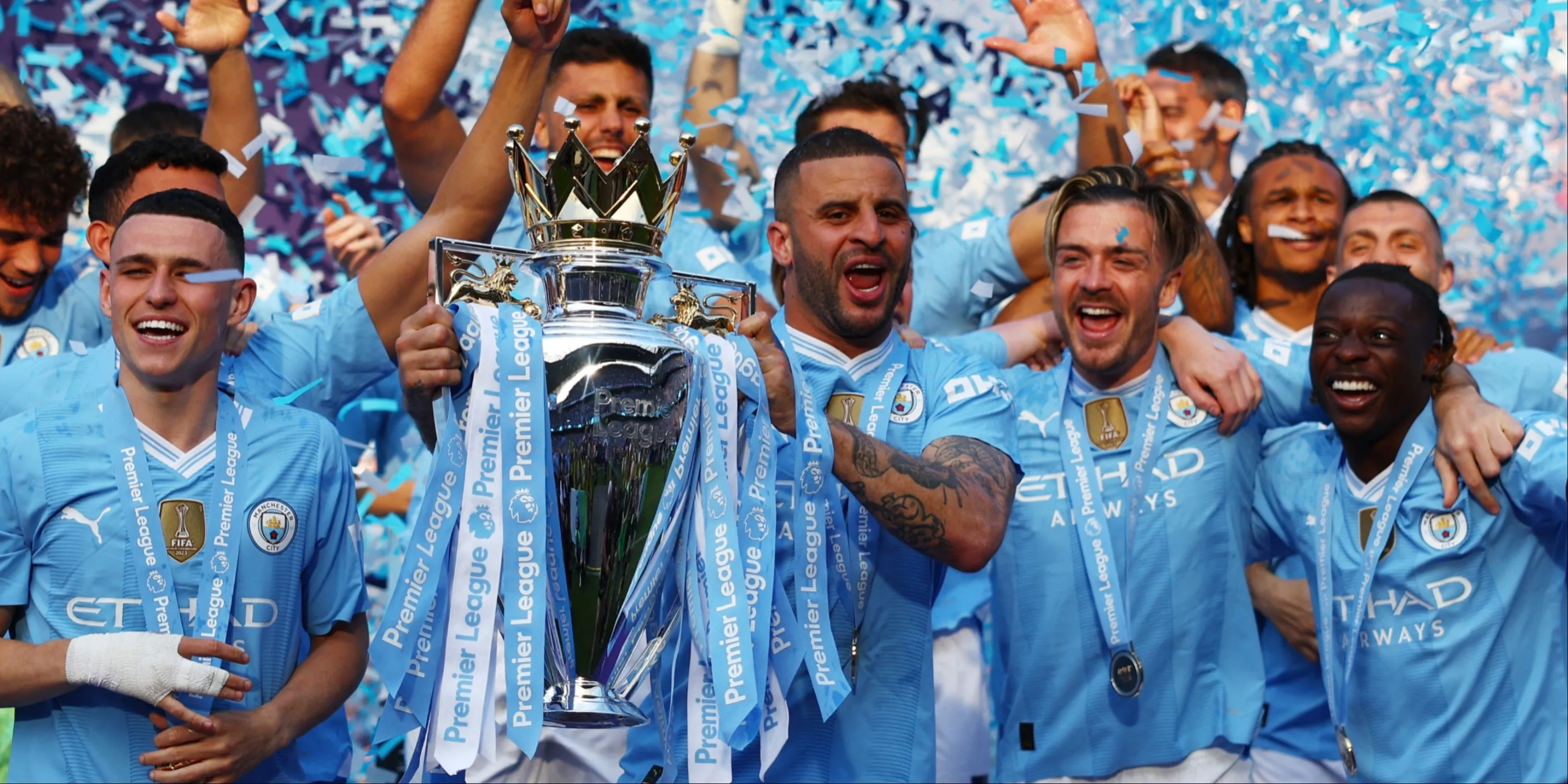 Các cầu thủ Man City ăn mừng chức vô địch Premier League