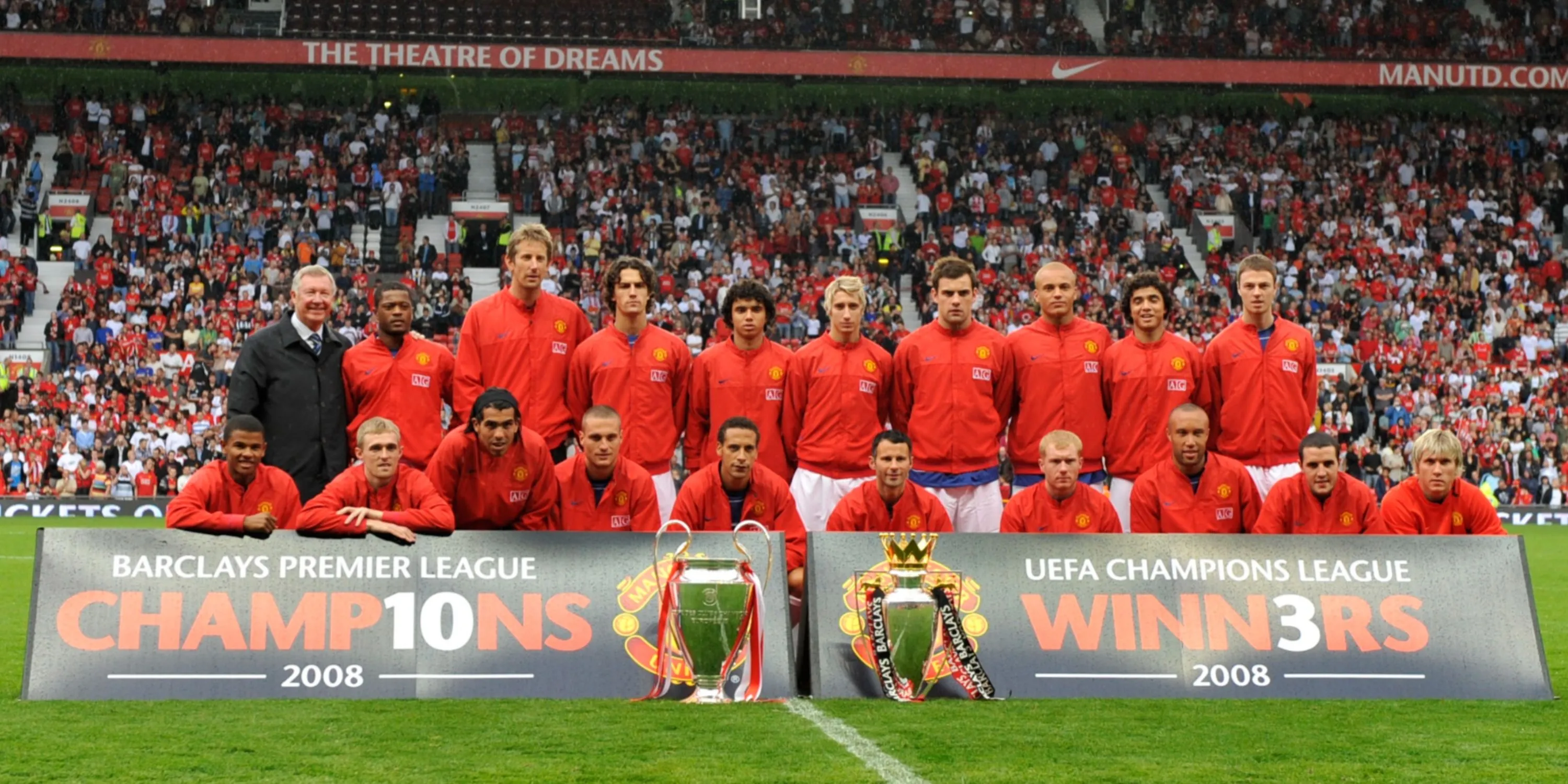 Các cầu thủ Manchester United ăn mừng danh hiệu cùng người hâm mộ