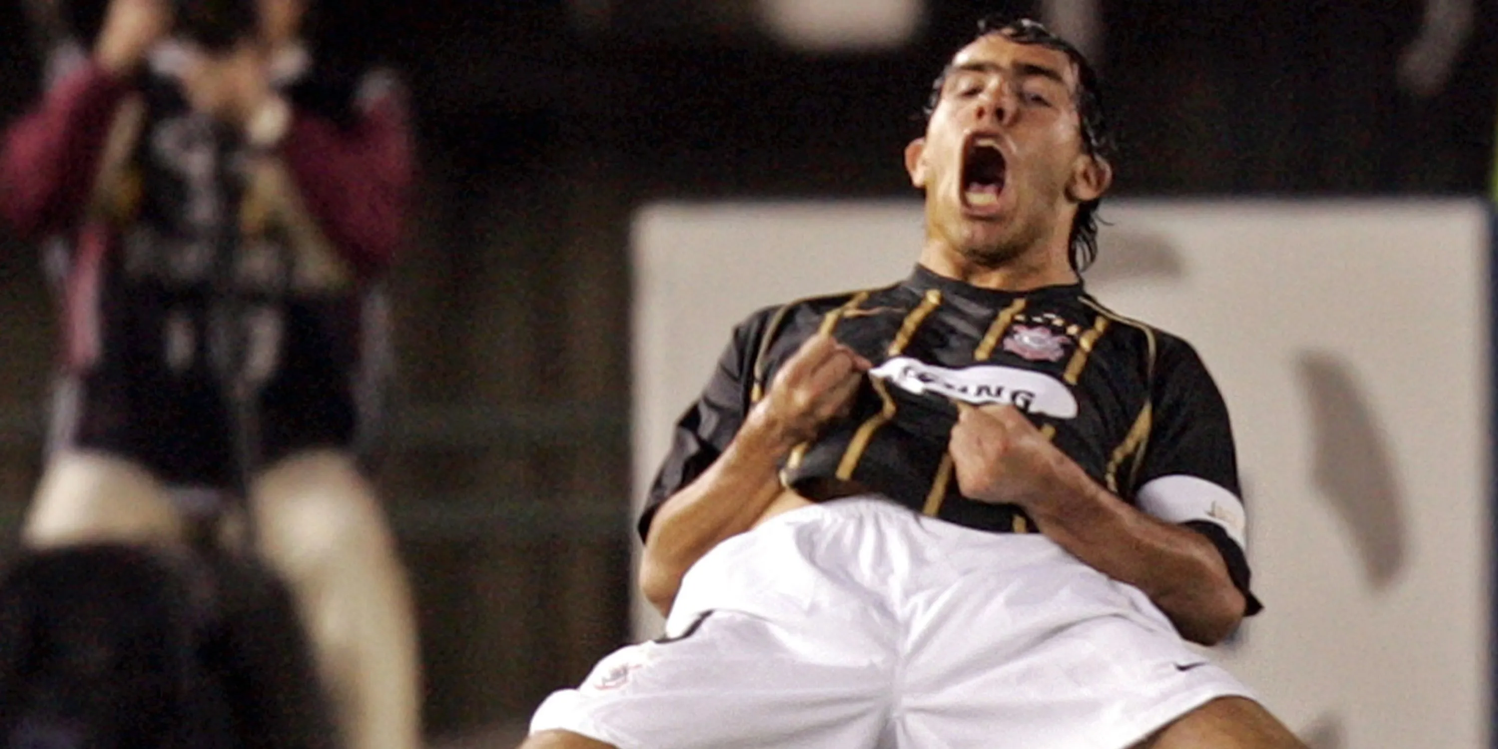 Carlos Tevez thi đấu cho Corinthians trong giai đoạn huy hoàng trước khi CLB xuống hạng