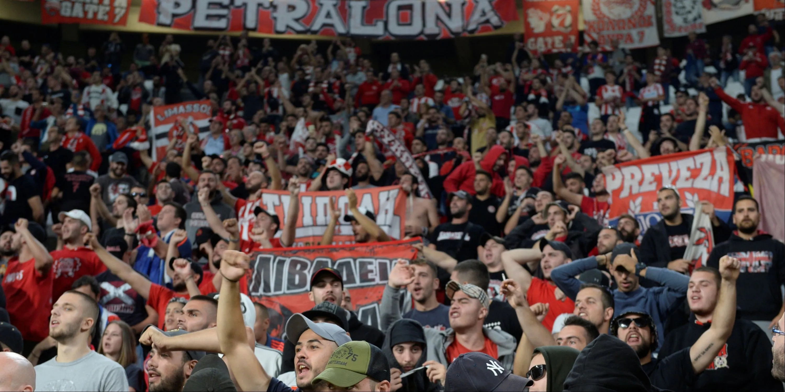 Cầu thủ Olympiacos ăn mừng bàn thắng trong trận đấu tại giải VĐQG Hy Lạp