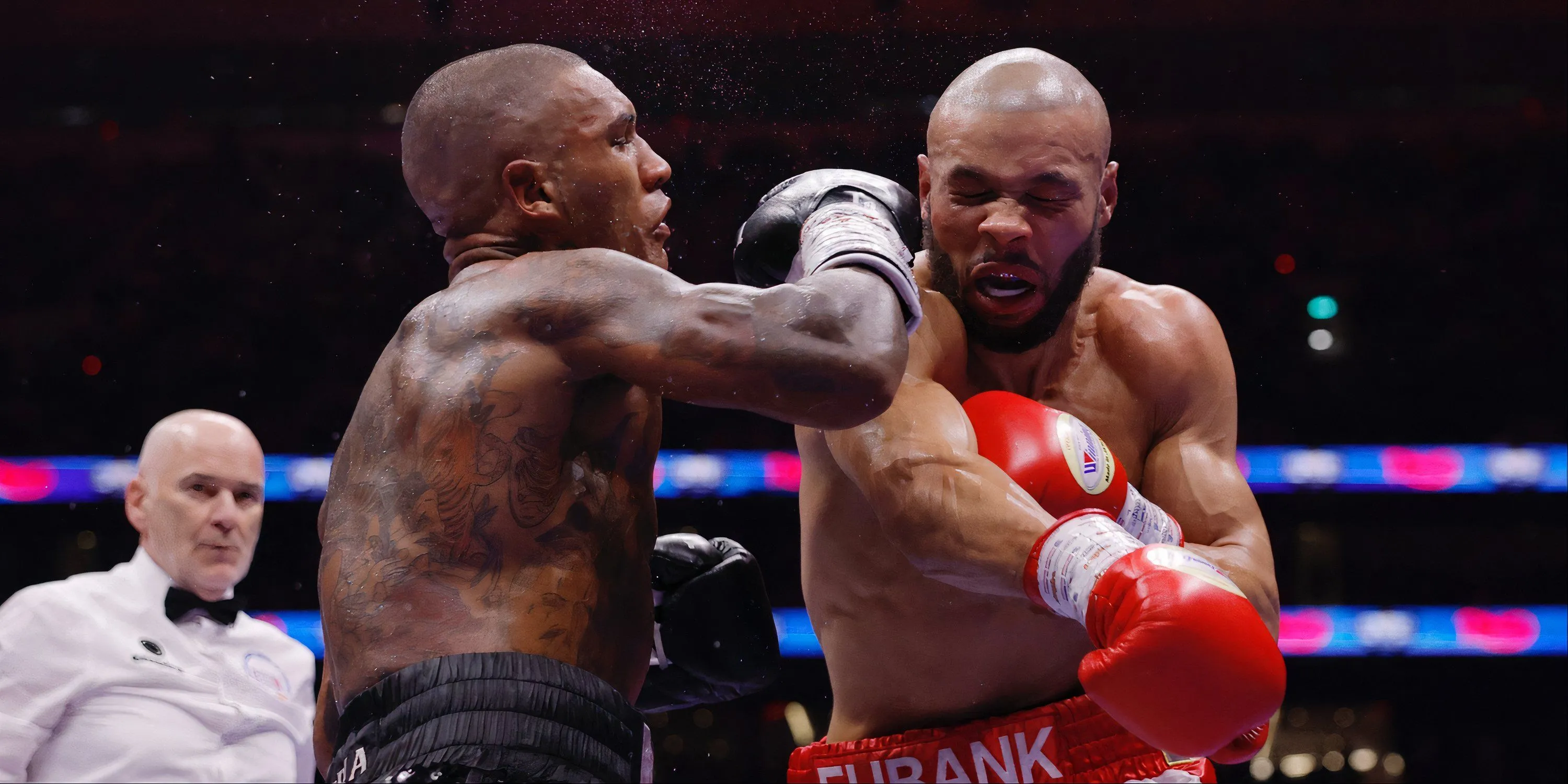 Chris Eubank Jr tung cú đấm vào Conor Benn trong trận đấu tại sân Tottenham