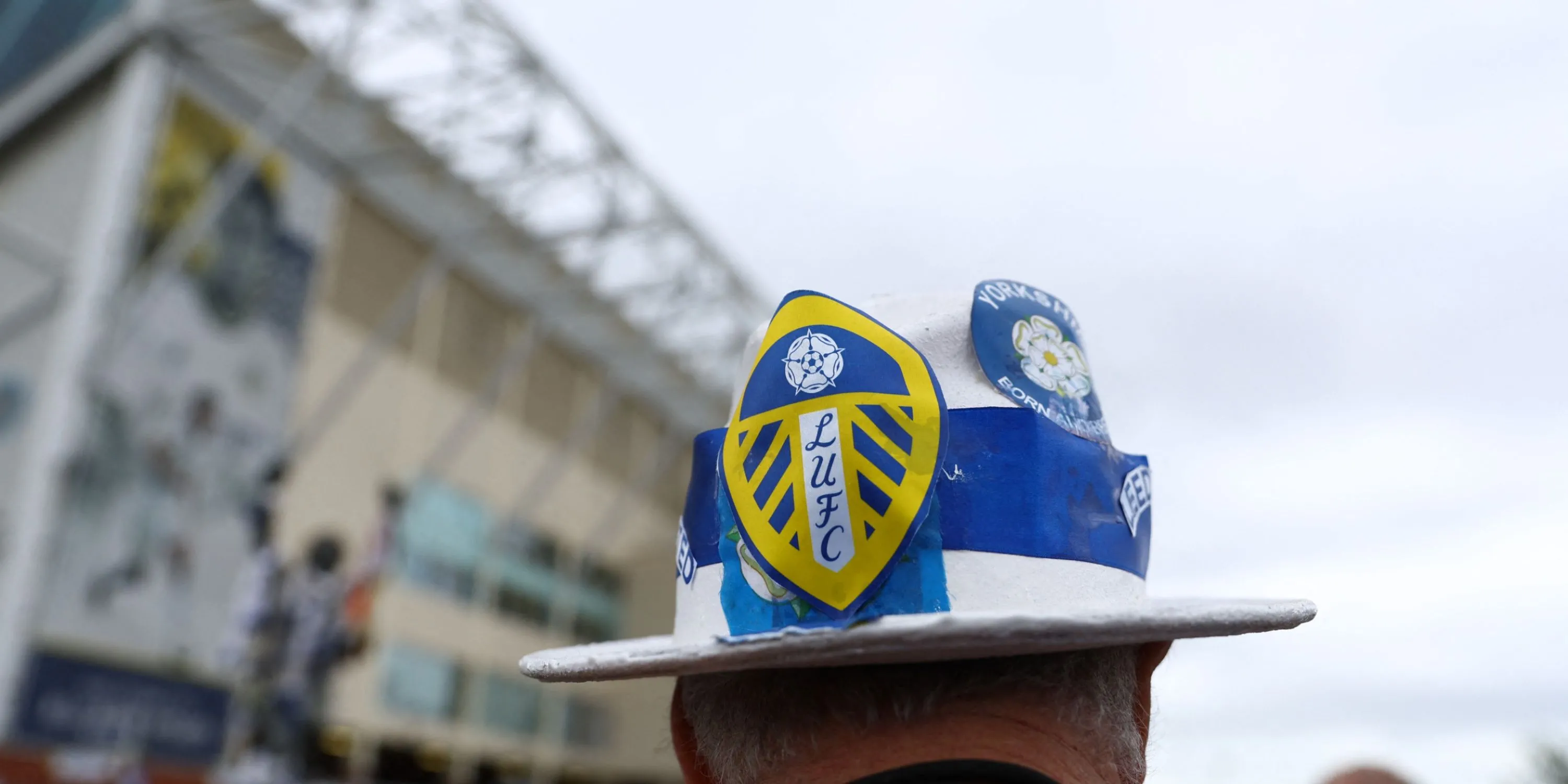 Cổ động viên Leeds United đội mũ thể hiện tình yêu với CLB