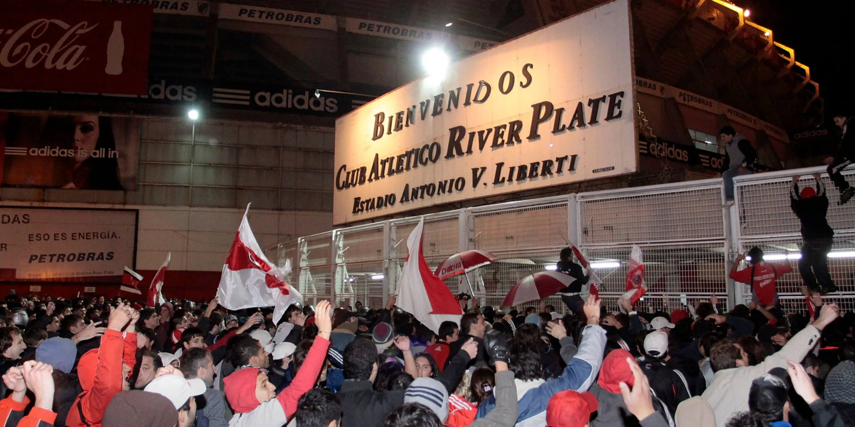 Cổ động viên River Plate quá khích sau trận thua khiến đội nhà xuống hạng