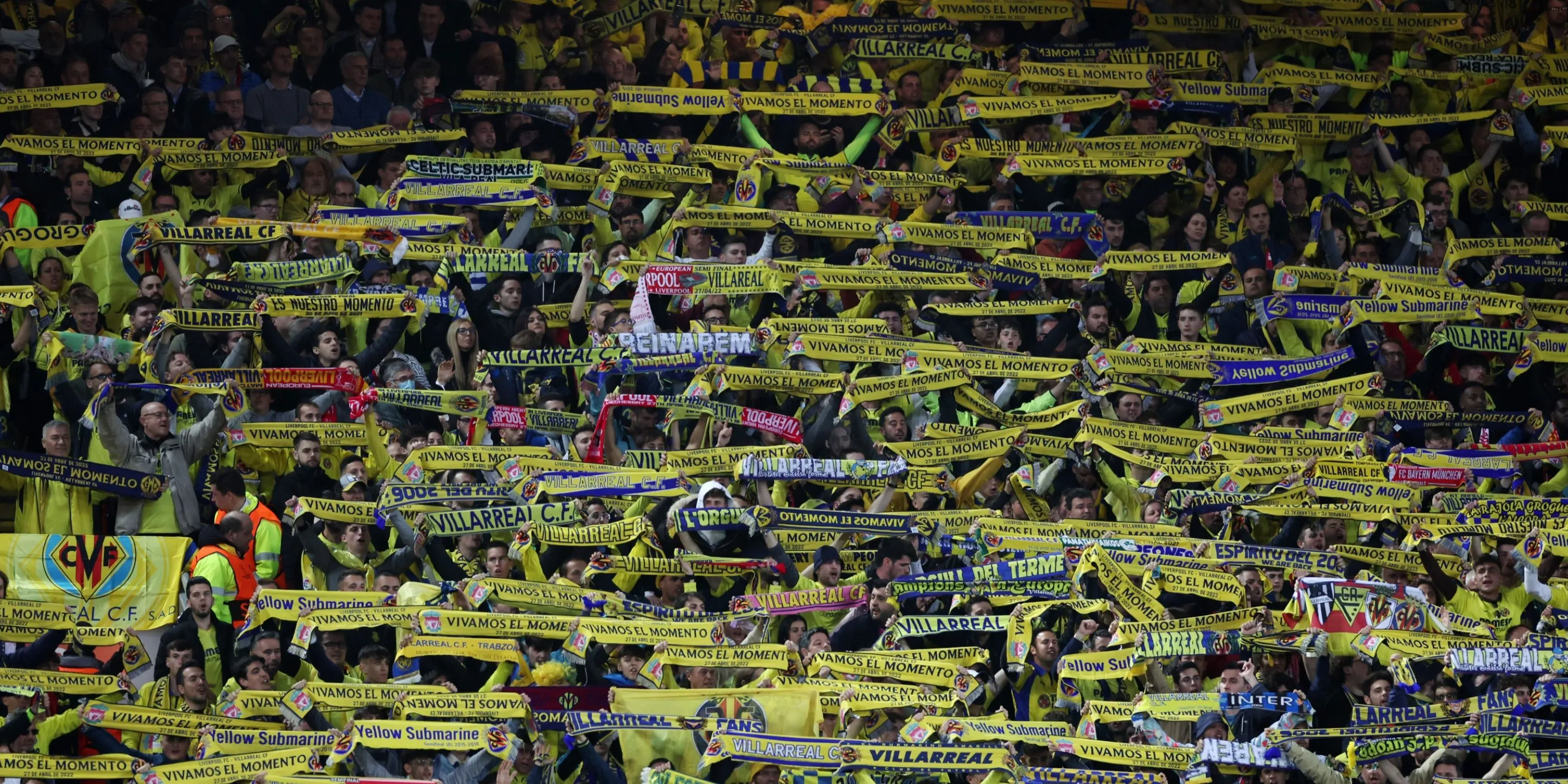 Cổ động viên Villarreal giơ cao khăn quàng cổ vũ trên sân El Madrigal