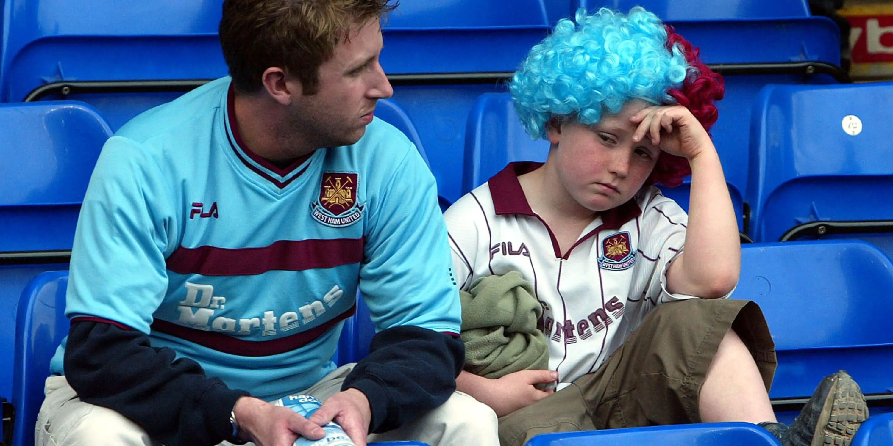 Cổ động viên West Ham United buồn bã khi chứng kiến đội nhà xuống hạng