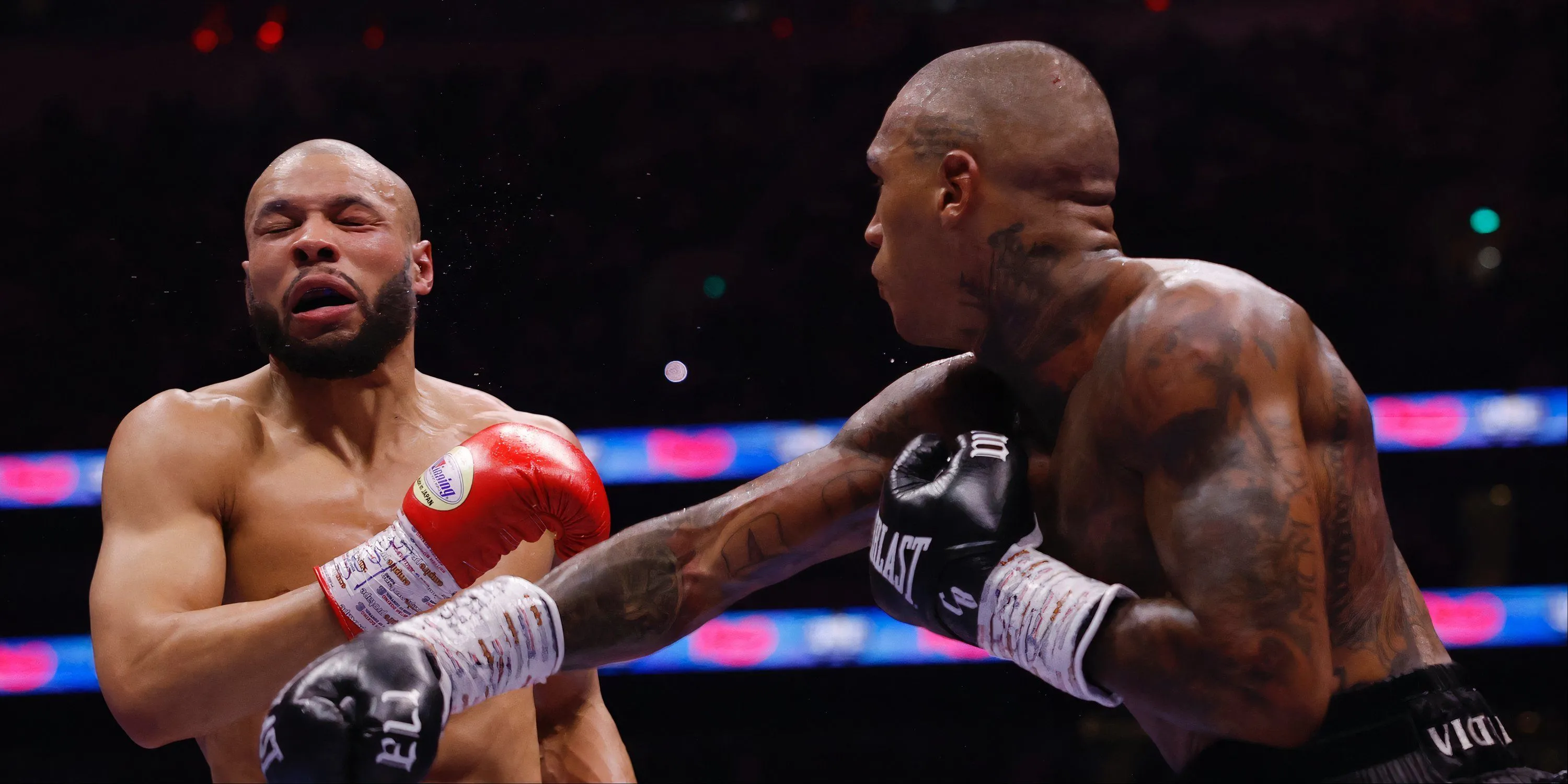 Conor Benn ra đòn trúng đích Chris Eubank Jr trong cuộc đối đầu căng thẳng