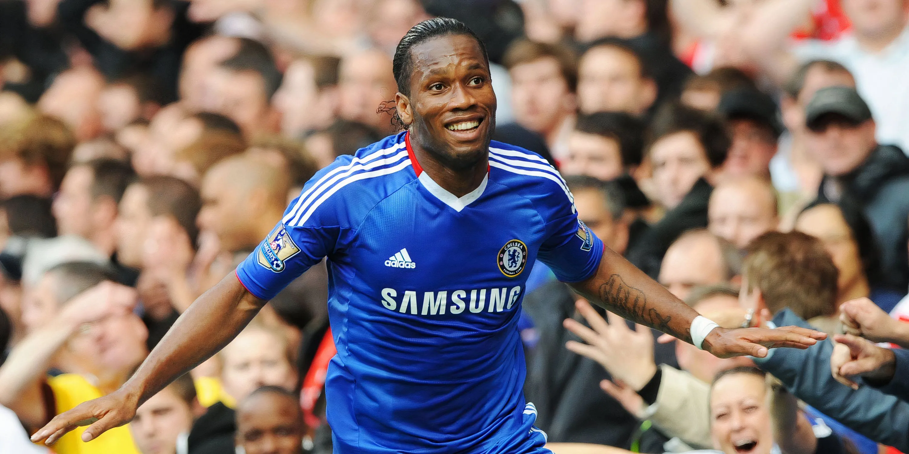 Didier Drogba ăn mừng bàn thắng vào lưới Arsenal khi khoác áo Chelsea