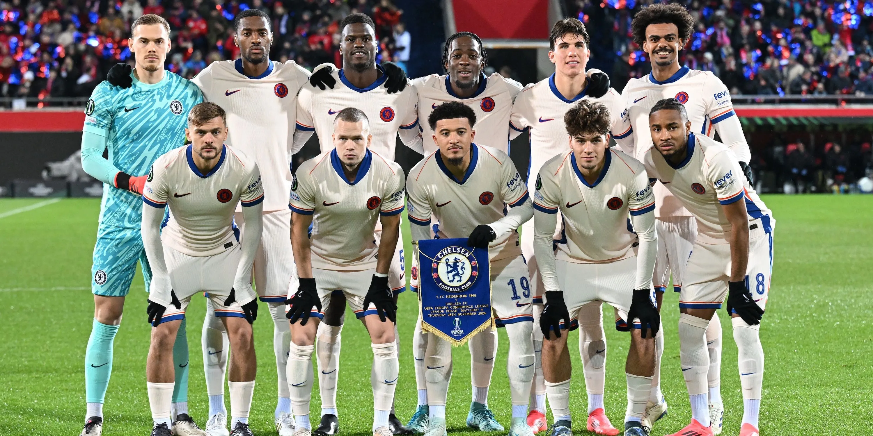 Đội hình Chelsea chụp ảnh trước trận đấu - The Blues có thể cần bổ sung lực lượng hè này