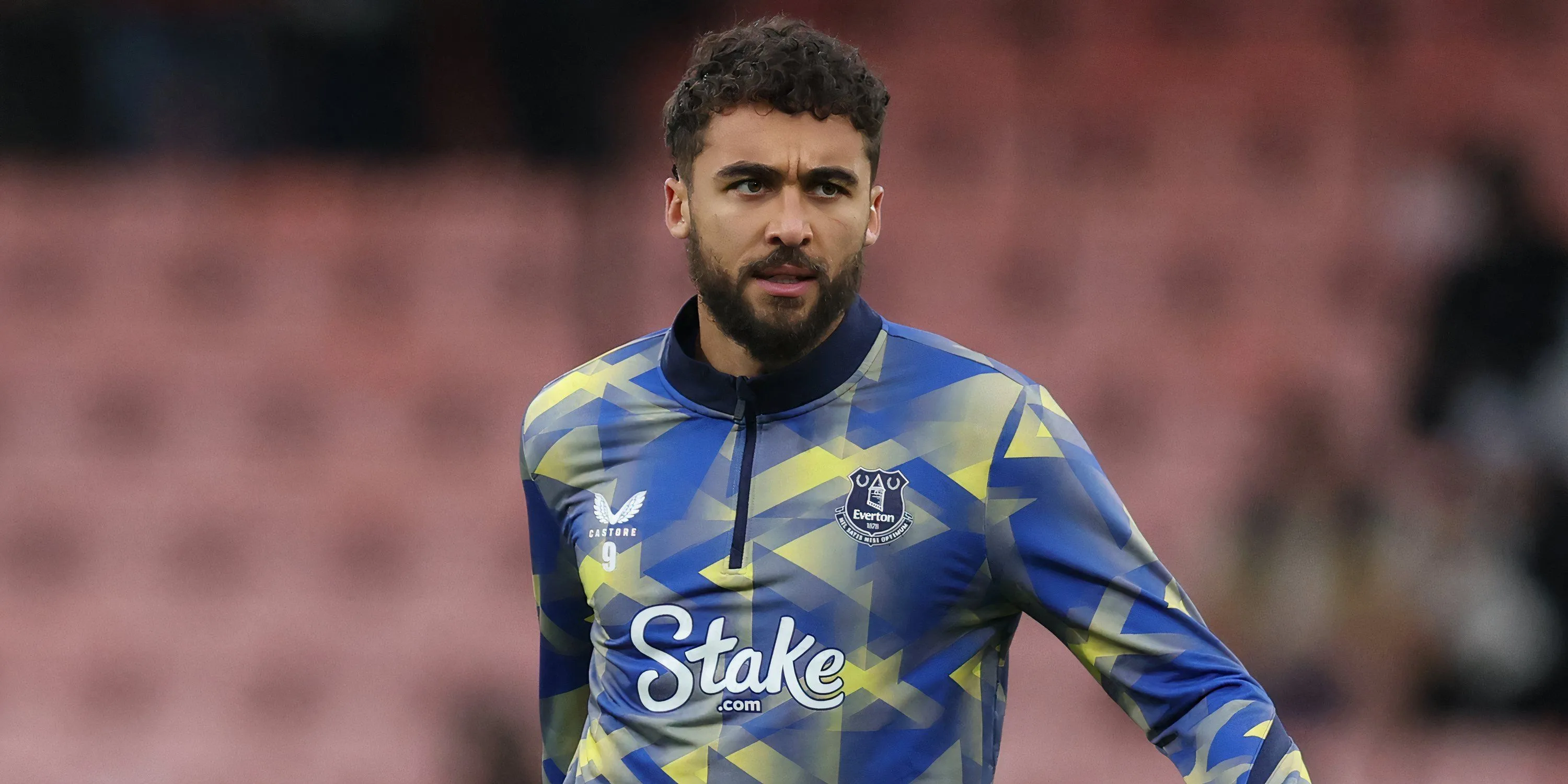 Dominic Calvert-Lewin khởi động trước trận đấu cho Everton