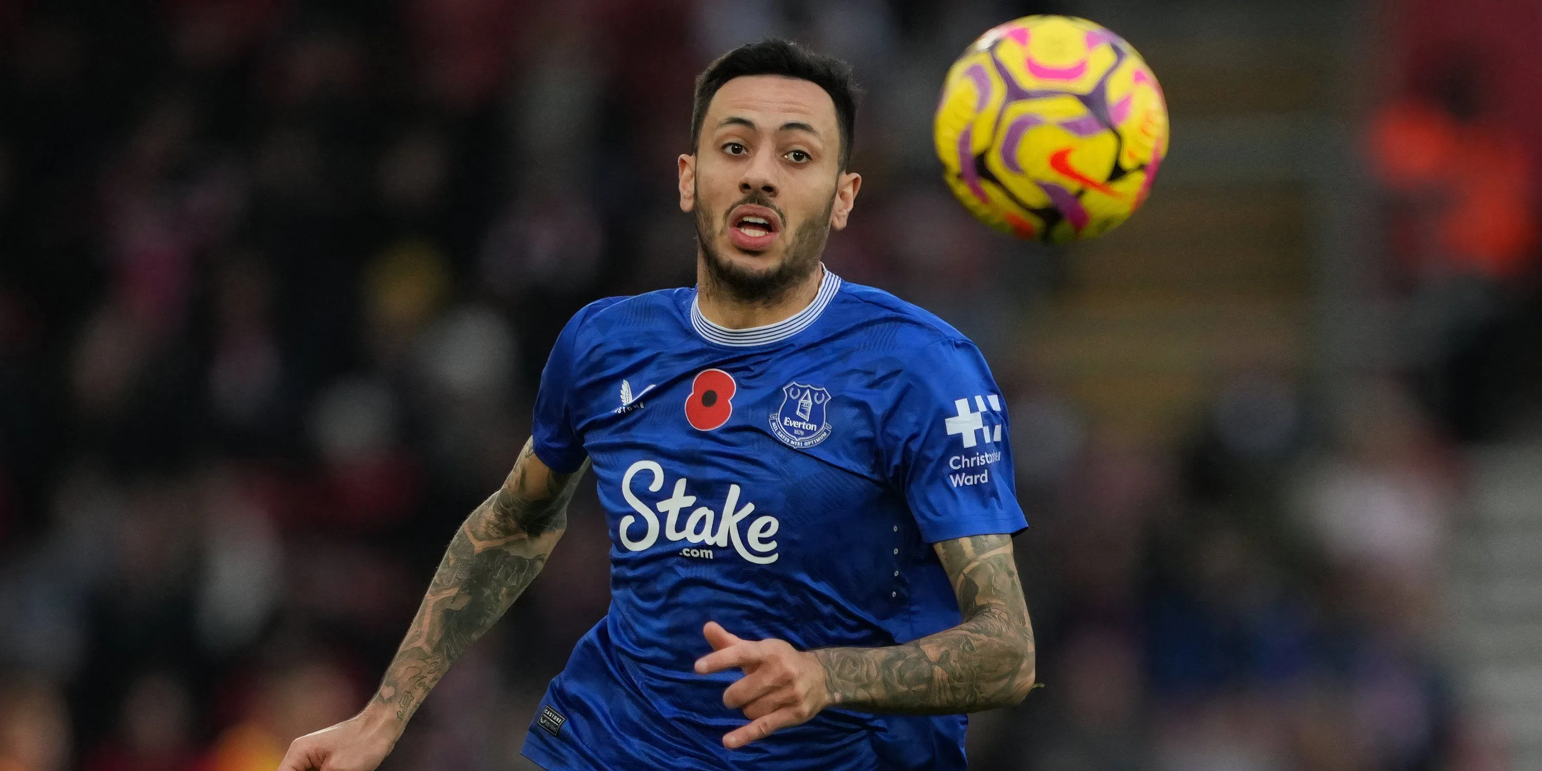 Dwight McNeil đi bóng kỹ thuật trong màu áo Everton tại Ngoại hạng Anh