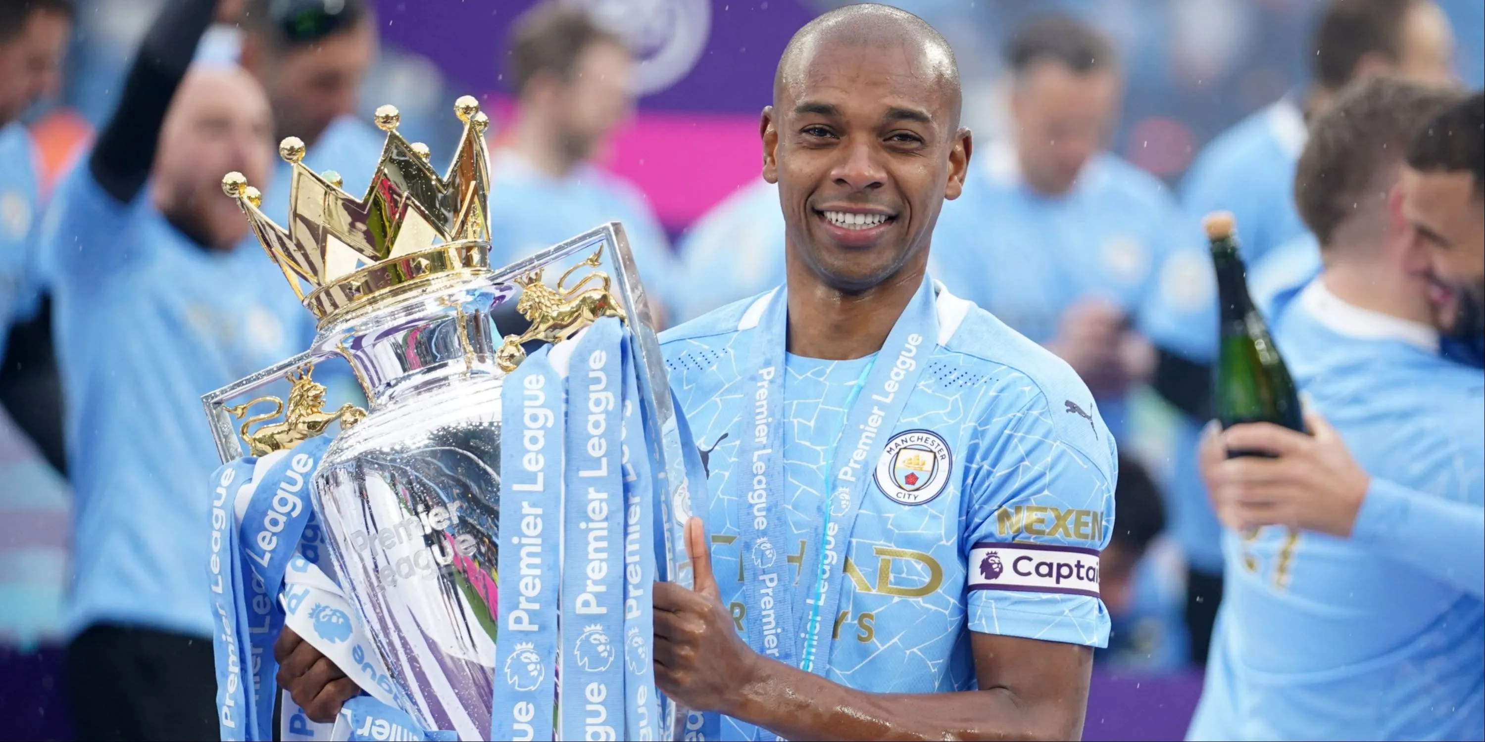 Fernandinho thi đấu trong màu áo Manchester City