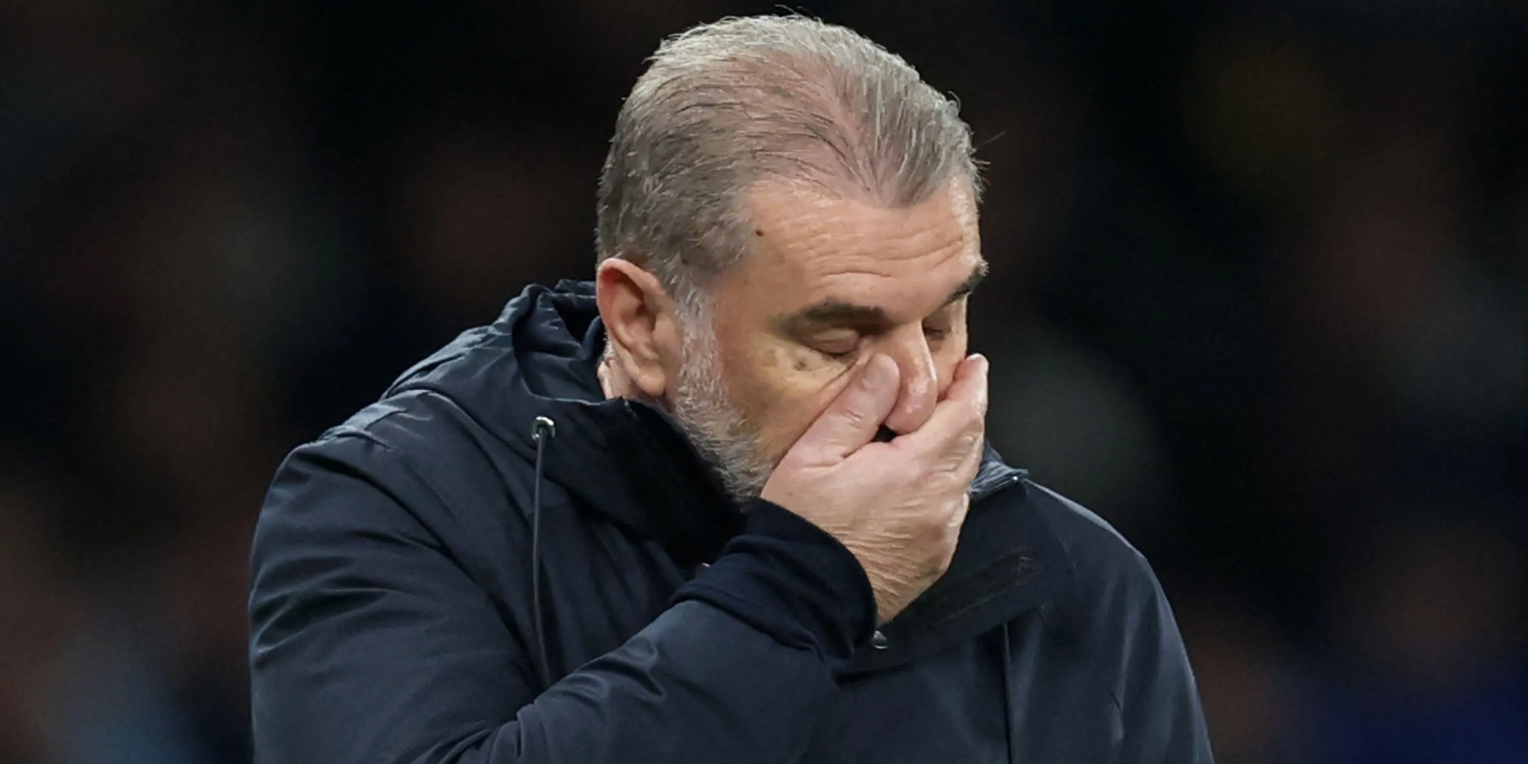 HLV Ange Postecoglou trầm ngâm trên đường biên trong trận đấu của Tottenham tại Premier League