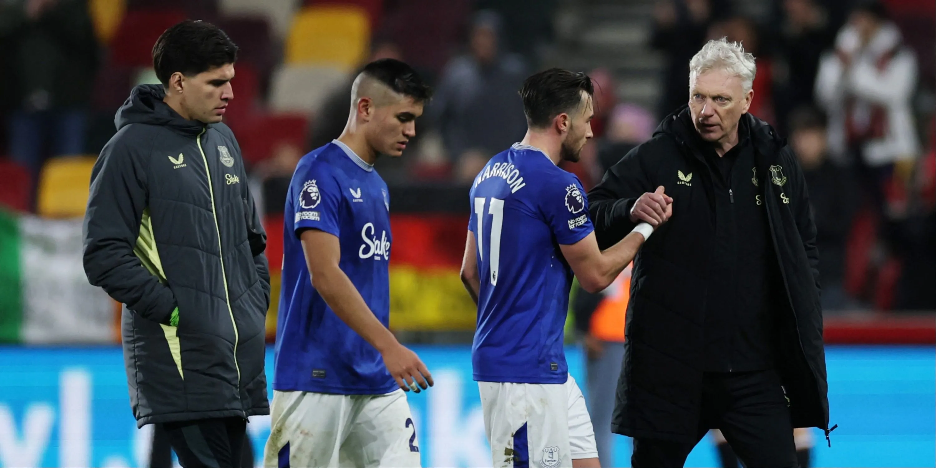 HLV David Moyes thảo luận cùng Jack Harrison và Carlos Alcaraz tại Everton