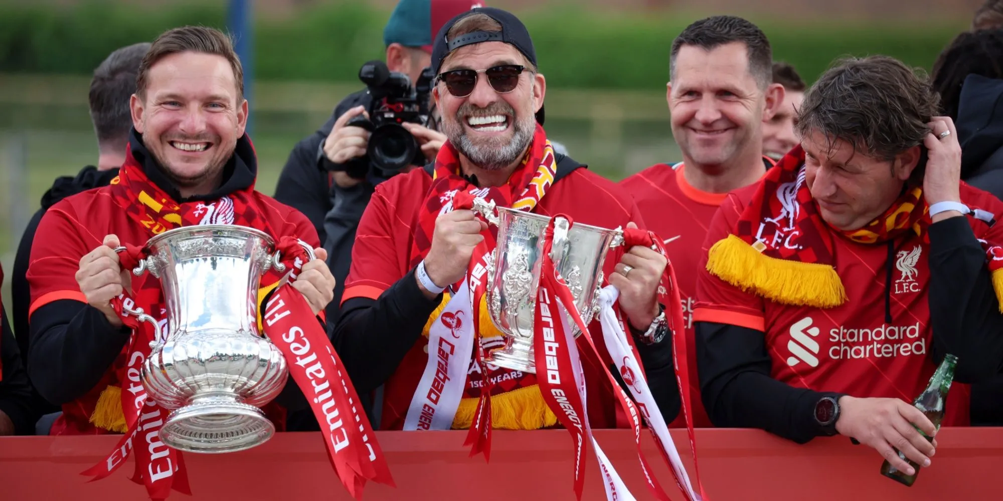 HLV Jurgen Klopp và trợ lý Pepijn Lijnders ăn mừng cùng cúp FA và Carabao Cup trong lễ diễu hành năm 2022