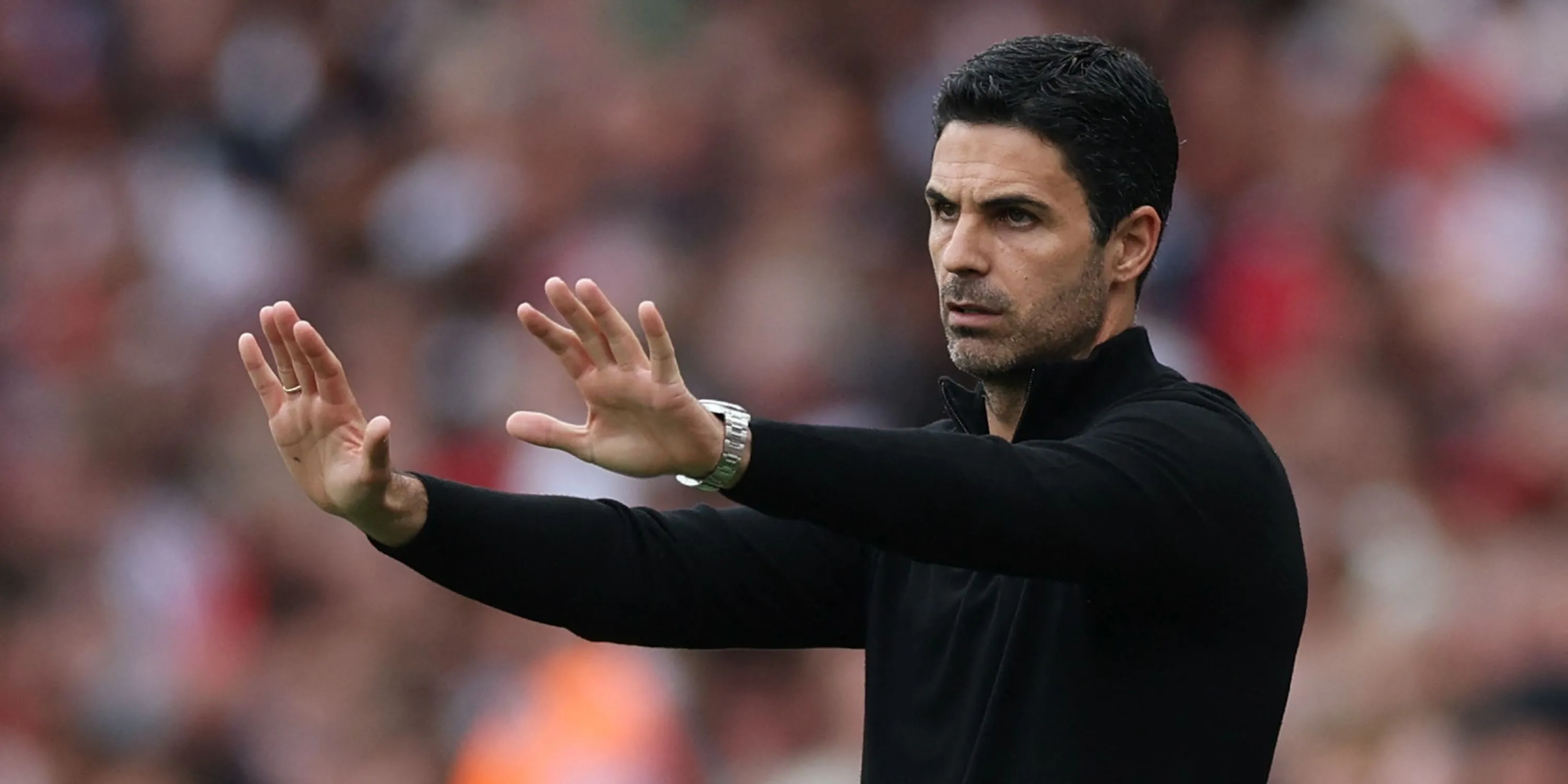 HLV Mikel Arteta thể hiện sự quyết tâm bên đường biên trong một trận đấu của Arsenal