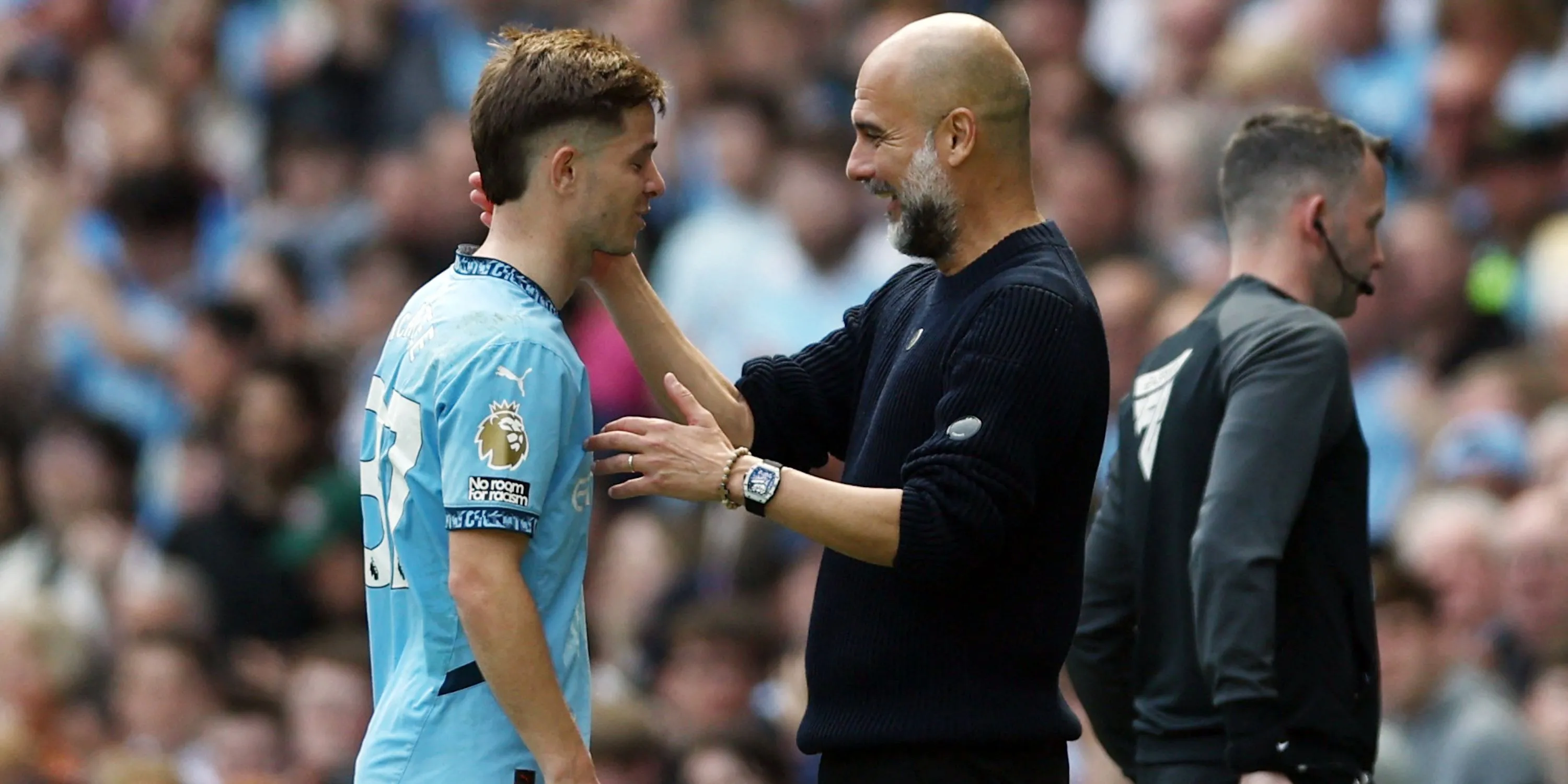 HLV Pep Guardiola và James McAtee trên sân tập Man City