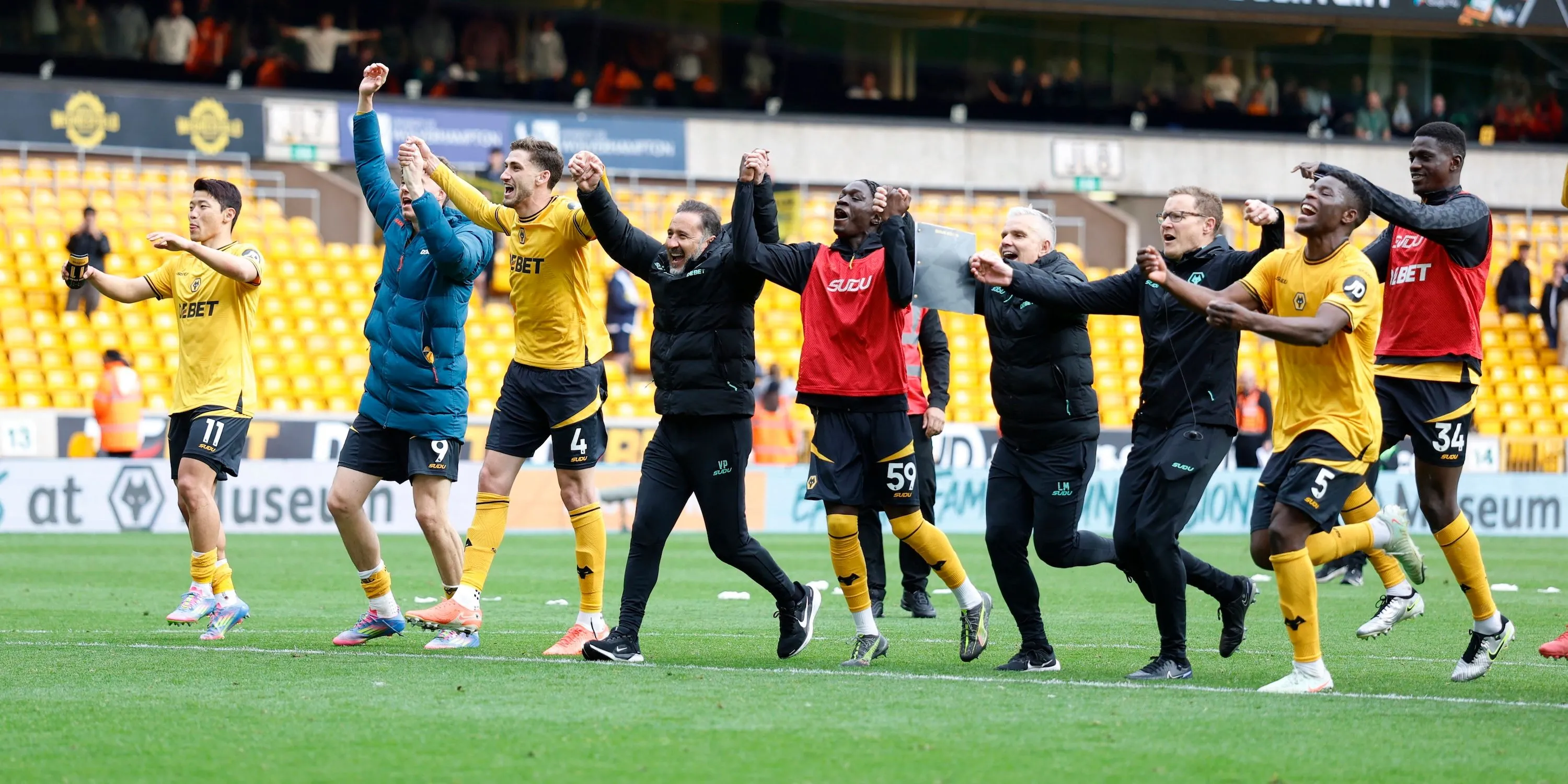 HLV Vitor Pereira ăn mừng cùng các cầu thủ Wolves sau trận đấu