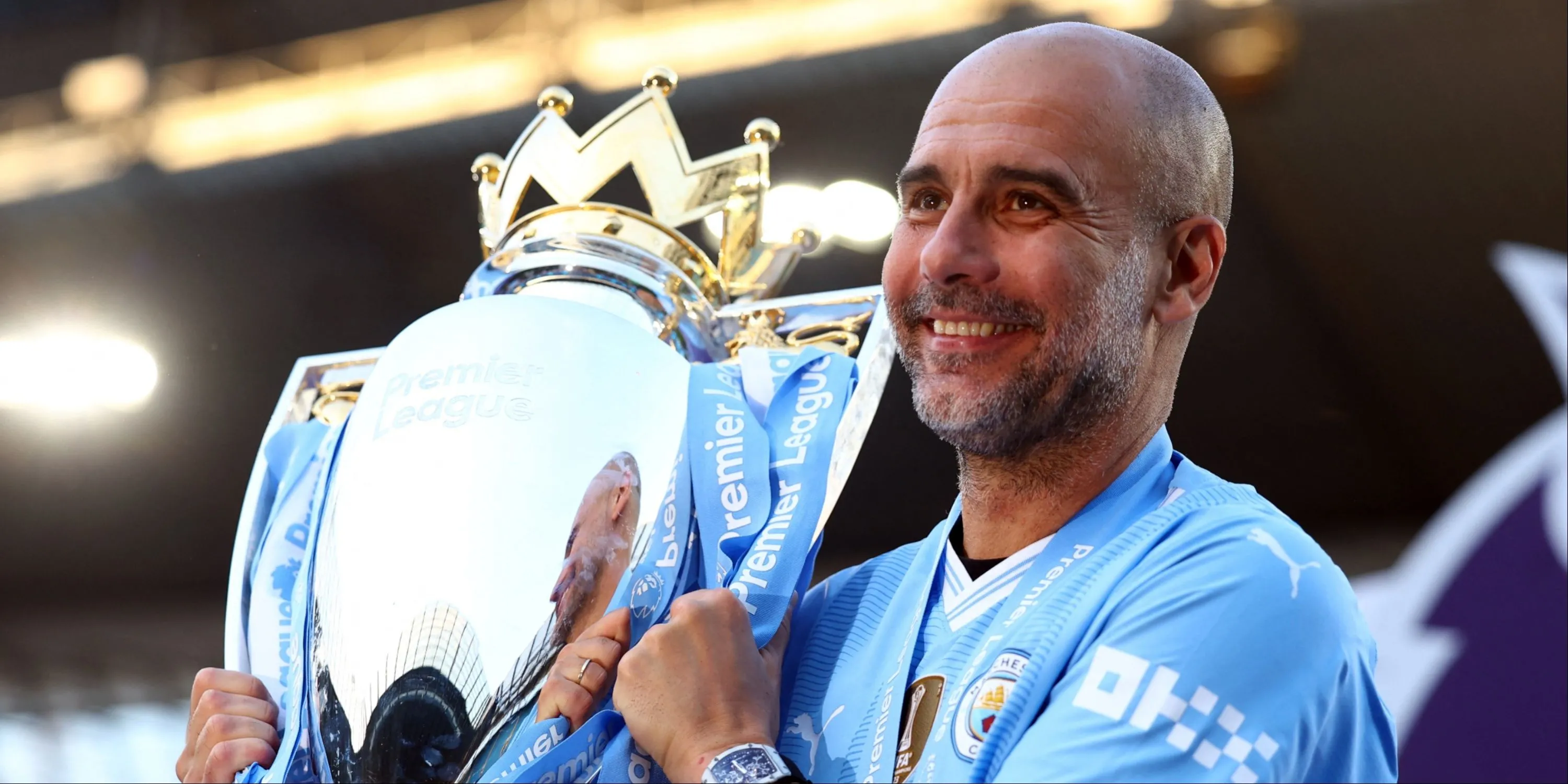 Huấn luyện viên Manchester City Pep Guardiola cùng chiếc cúp Premier League