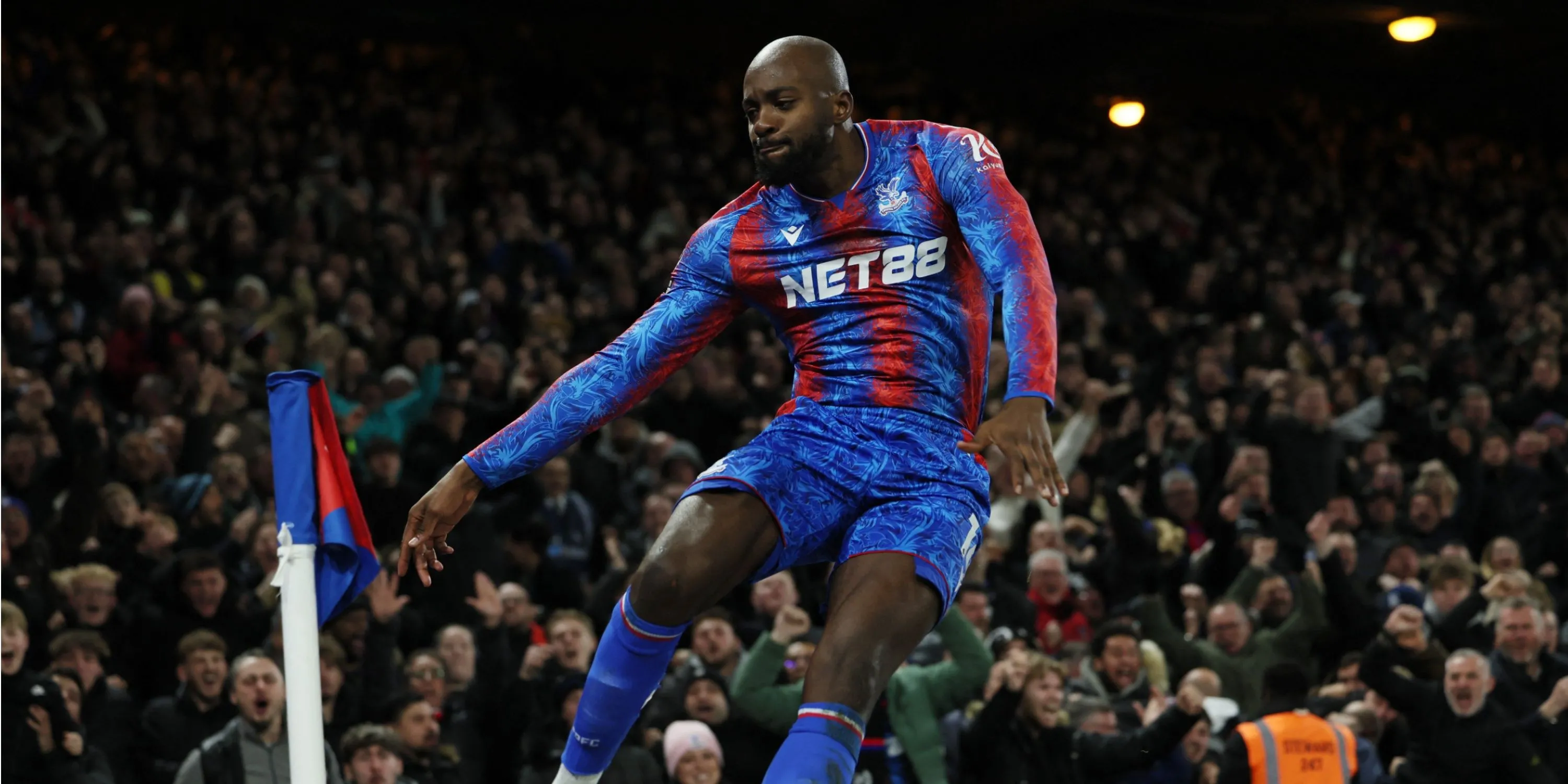 Jean-Philippe Mateta ăn mừng bàn thắng cho Crystal Palace