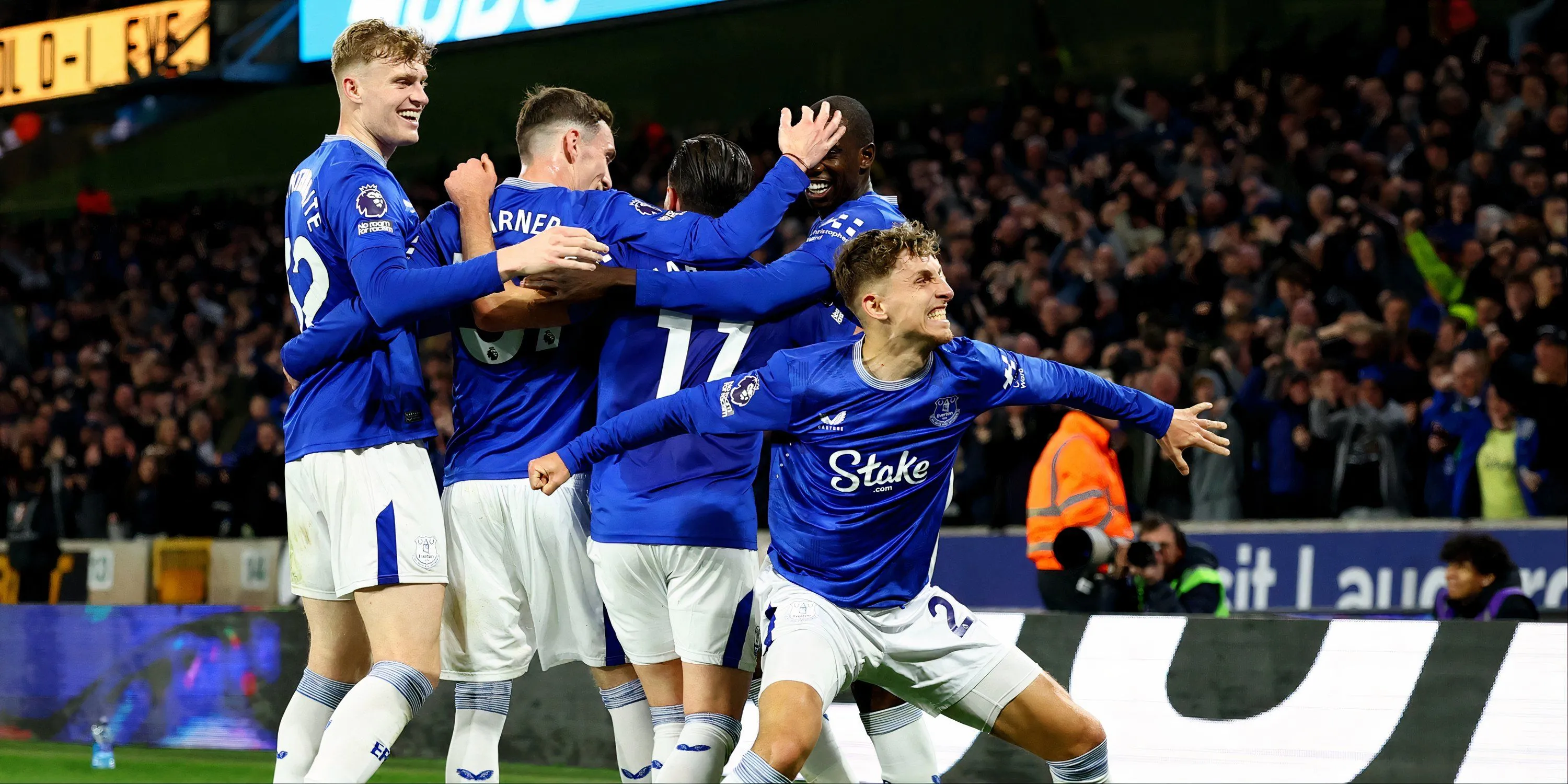 Jesper Lindstrom và Jack Harrison trong màu áo Everton tại Premier League