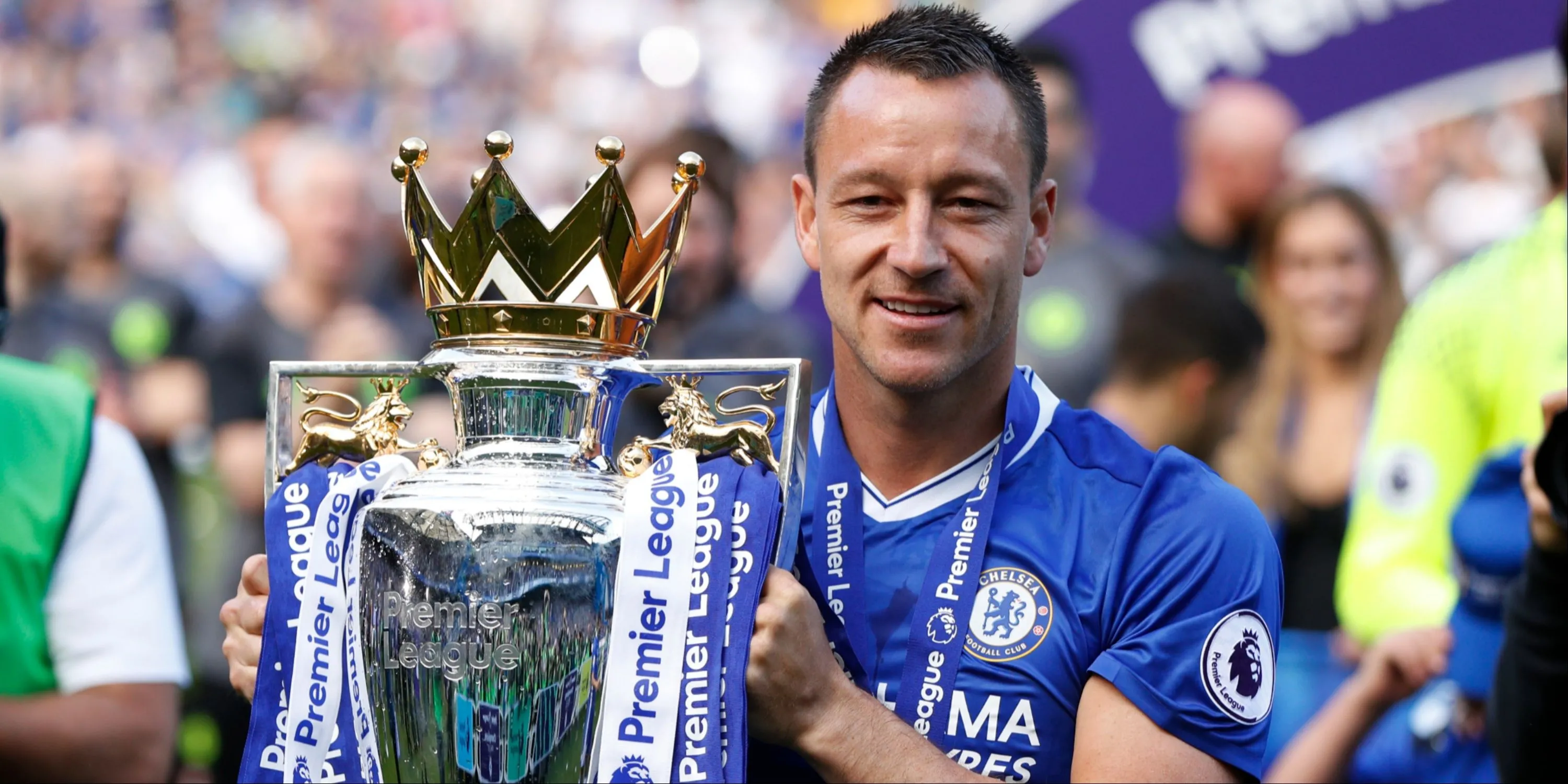 John Terry ăn mừng với chiếc cúp Premier League