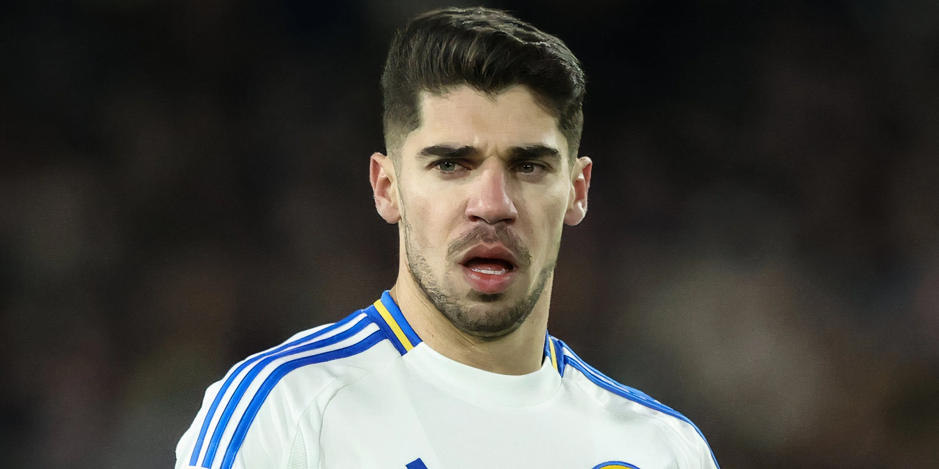 Manor Solomon đi bóng kỹ thuật trong màu áo Leeds United tại Championship