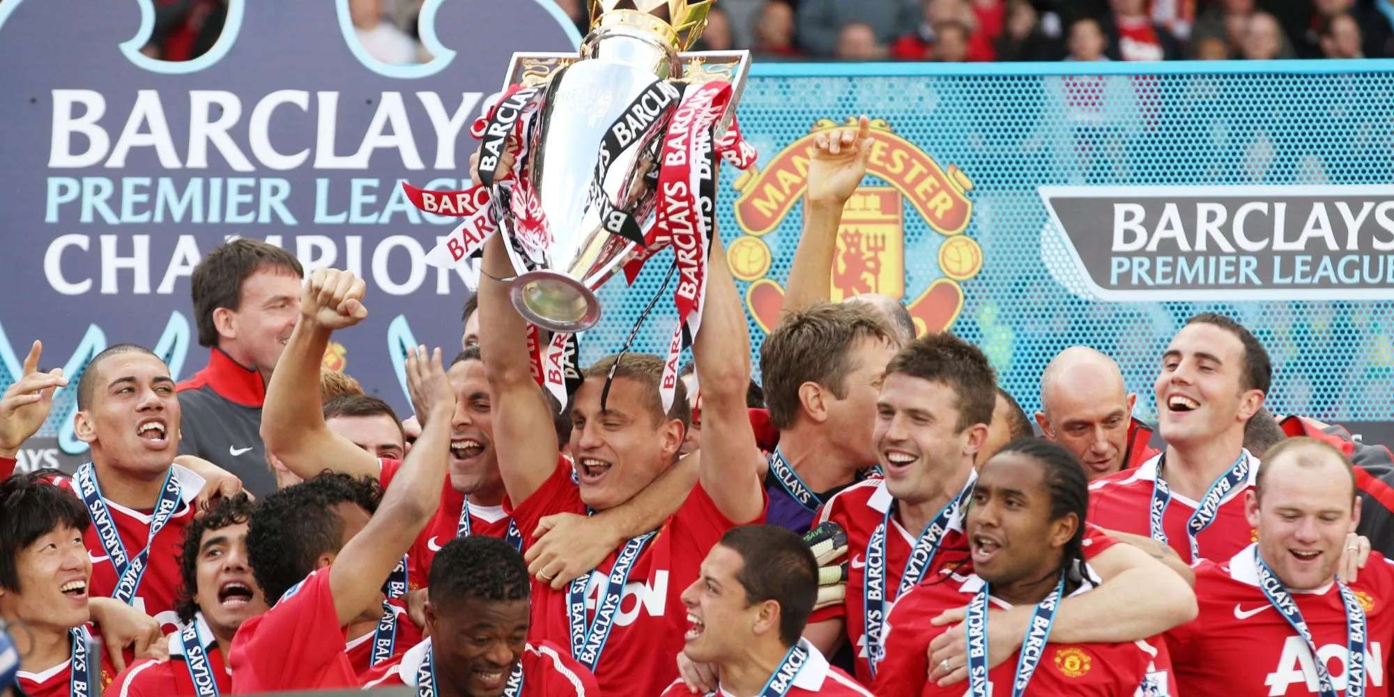 Nemanja Vidic thi đấu cho Manchester United