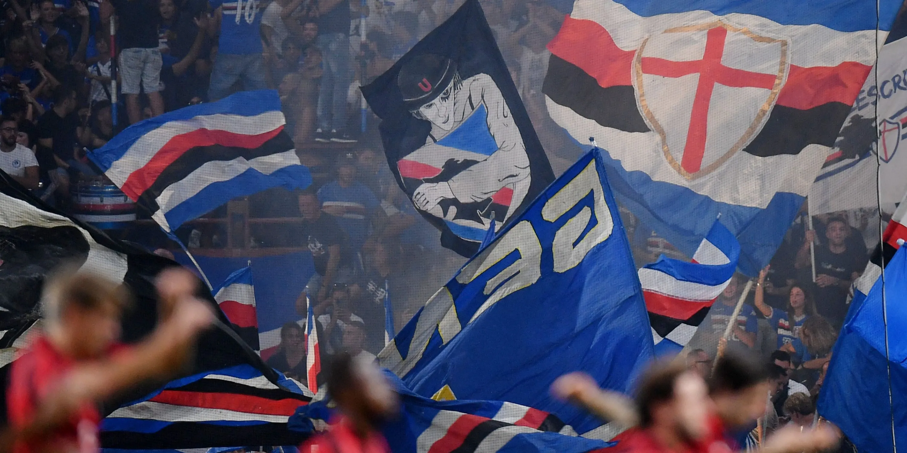 Người hâm mộ Sampdoria vẫy cờ cổ vũ đội bóng trên khán đài