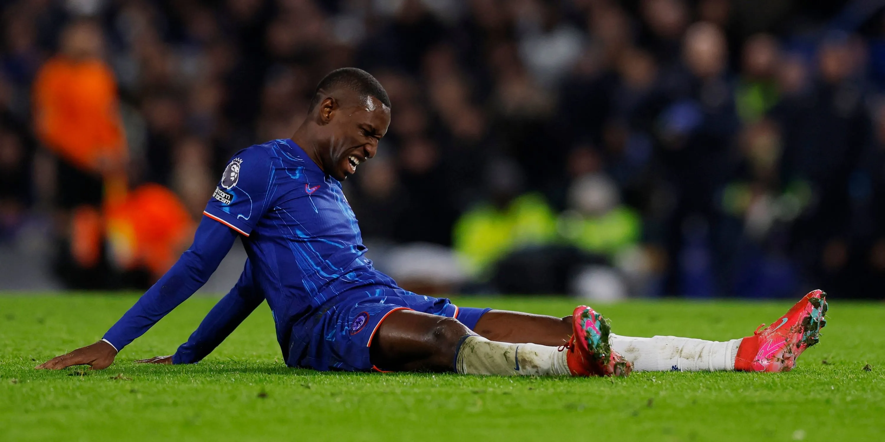 Nicolas Jackson của Chelsea tỏ ra đau đớn sau chấn thương