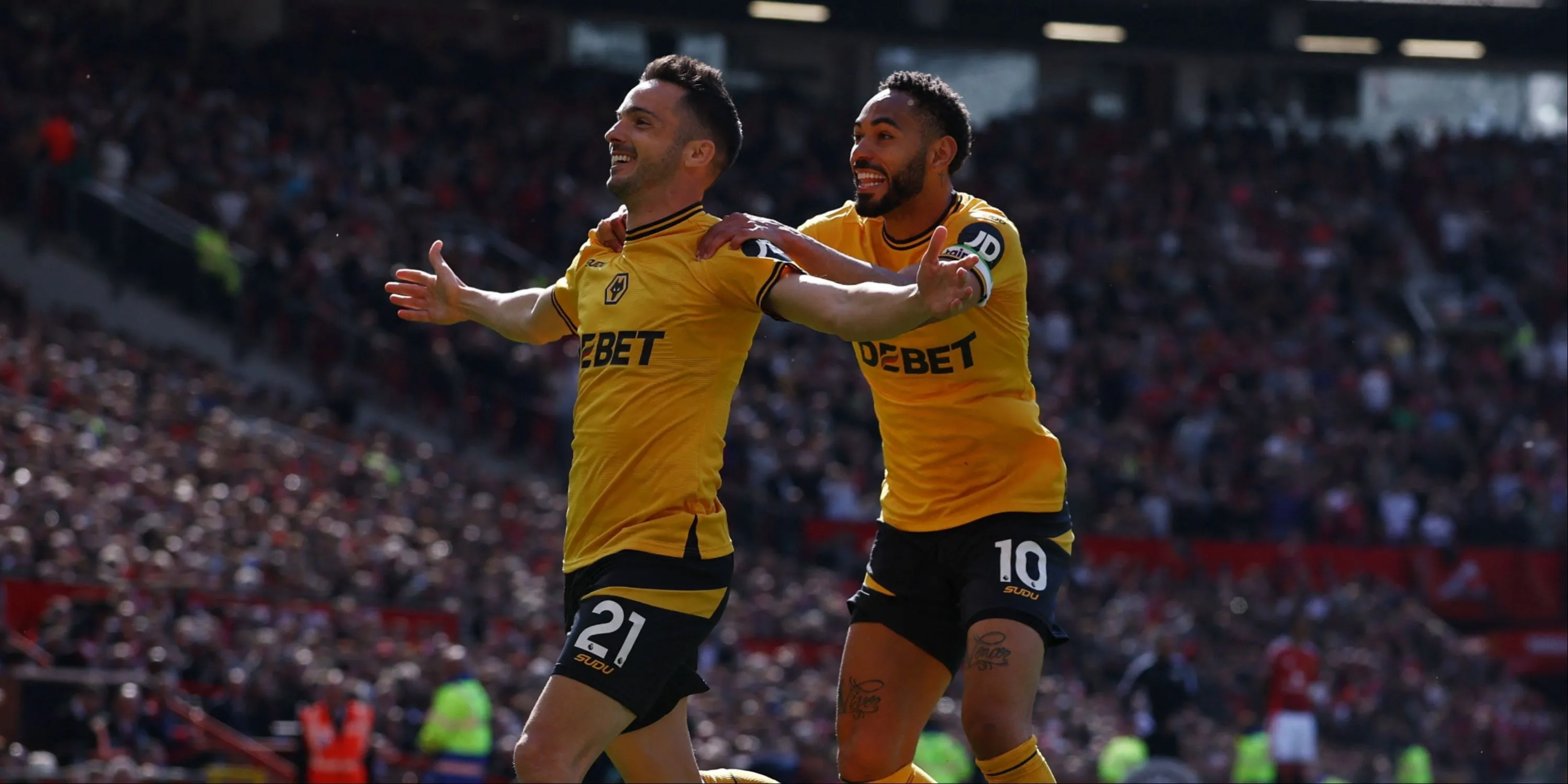 Pablo Sarabia và Matheus Cunha ăn mừng bàn thắng cho Wolves