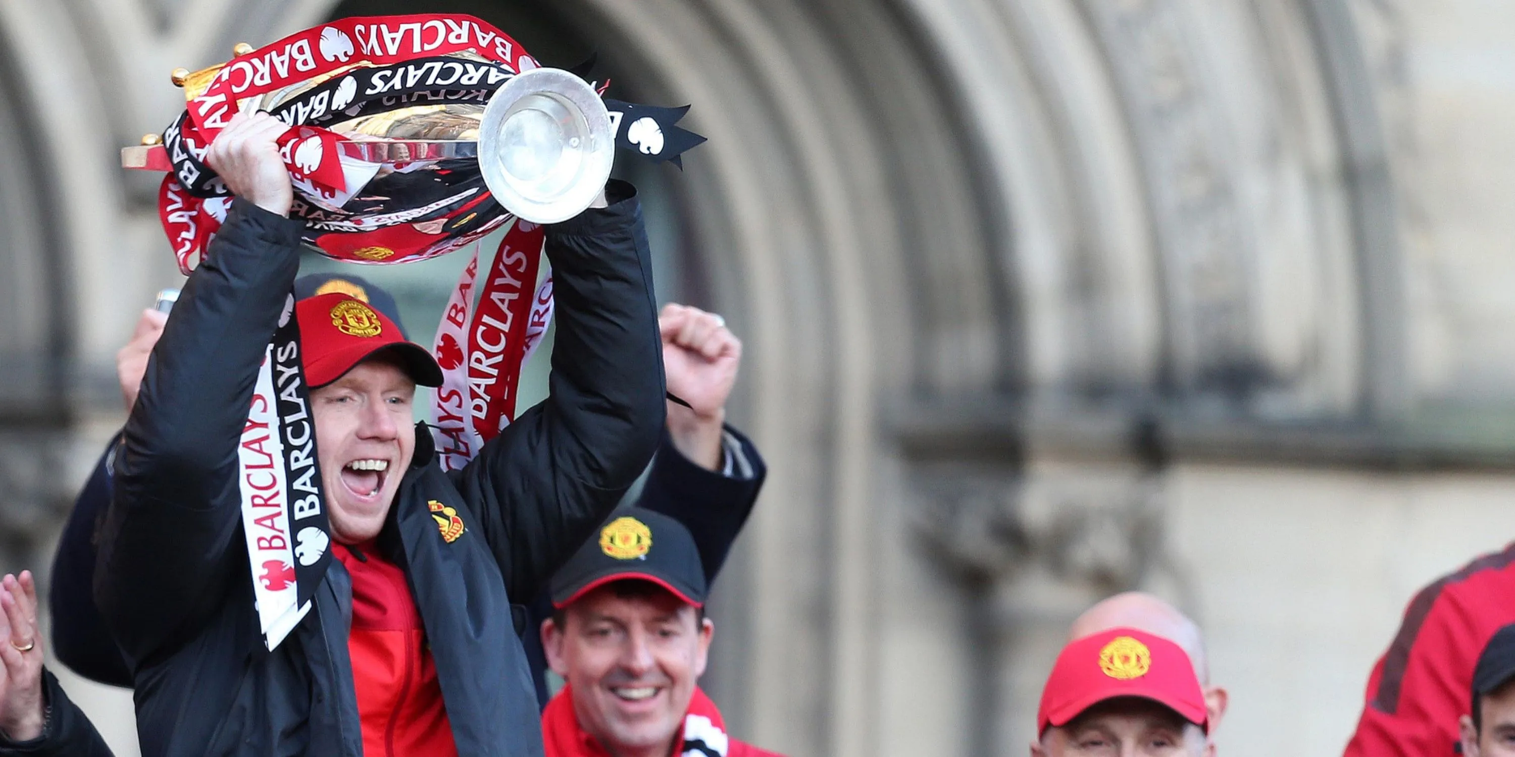 Paul Scholes nâng cao chiếc cúp Premier League, một trong 11 danh hiệu của anh với Man United