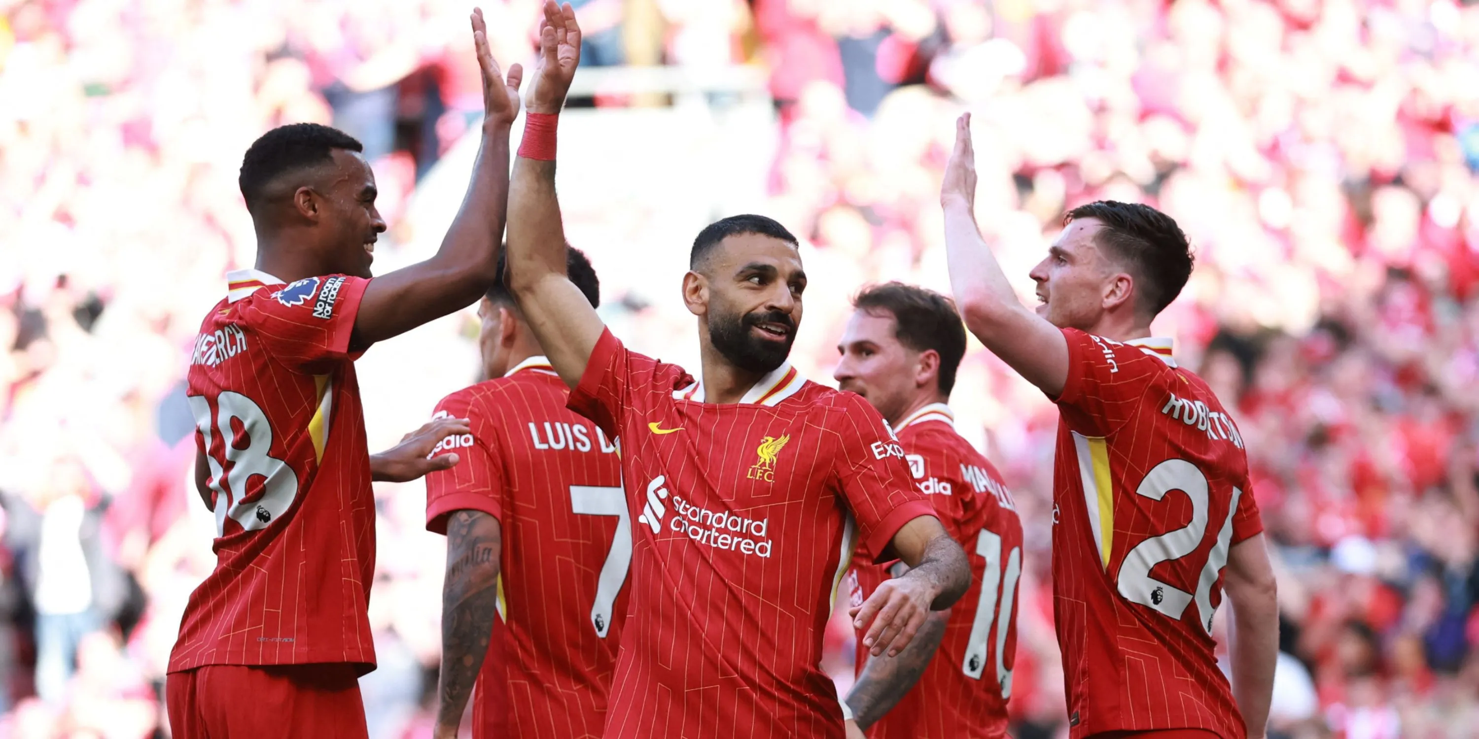 Pháo sáng xanh dương bất ngờ xuất hiện giữa đám đông CĐV Liverpool ăn mừng chức vô địch Premier League tại Anfield