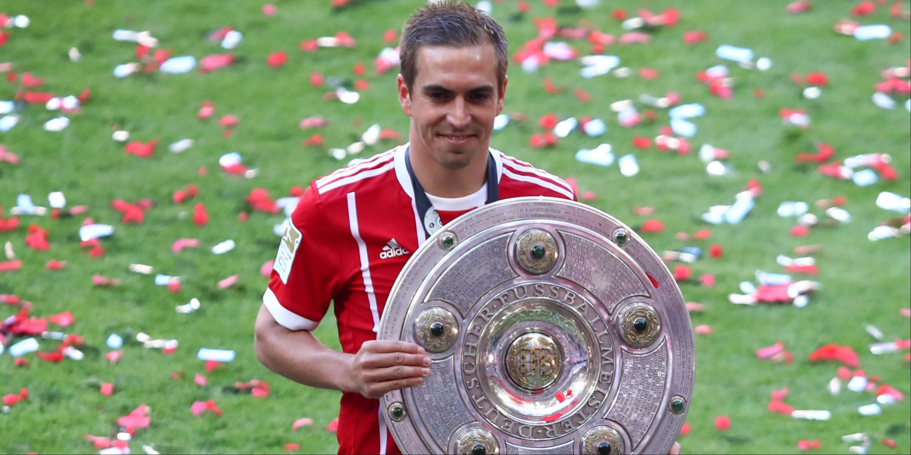 Philipp Lahm, đội trưởng huyền thoại của Bayern Munich, nâng cao chiếc cúp