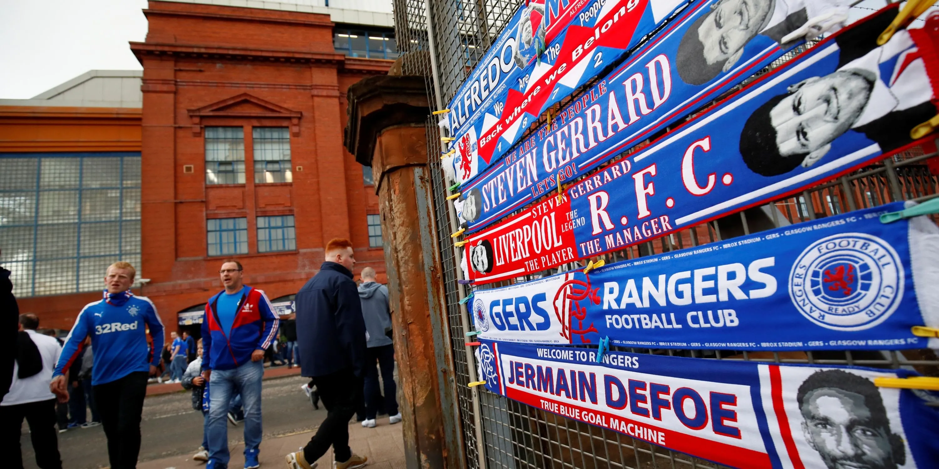 Quầy bán khăn lưu niệm của Rangers trước trận đấu tại sân Ibrox