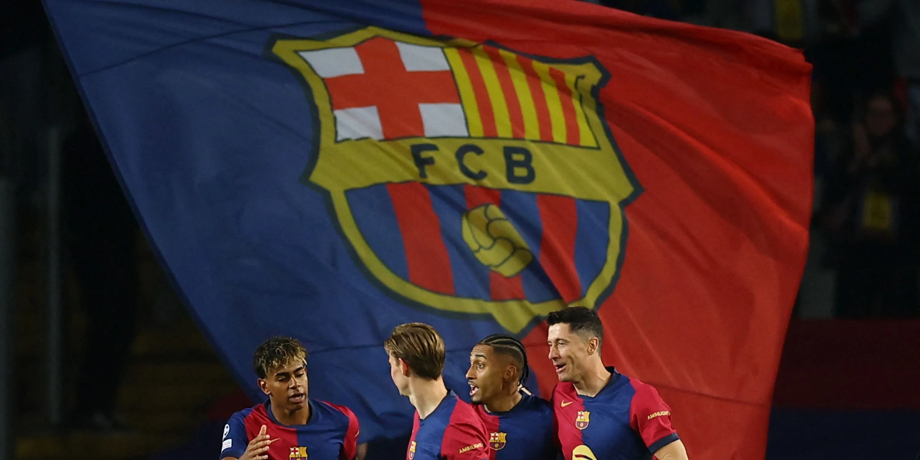 Raphinha (thứ hai từ trái) cùng đồng đội Barcelona như Lewandowski ăn mừng bàn thắng