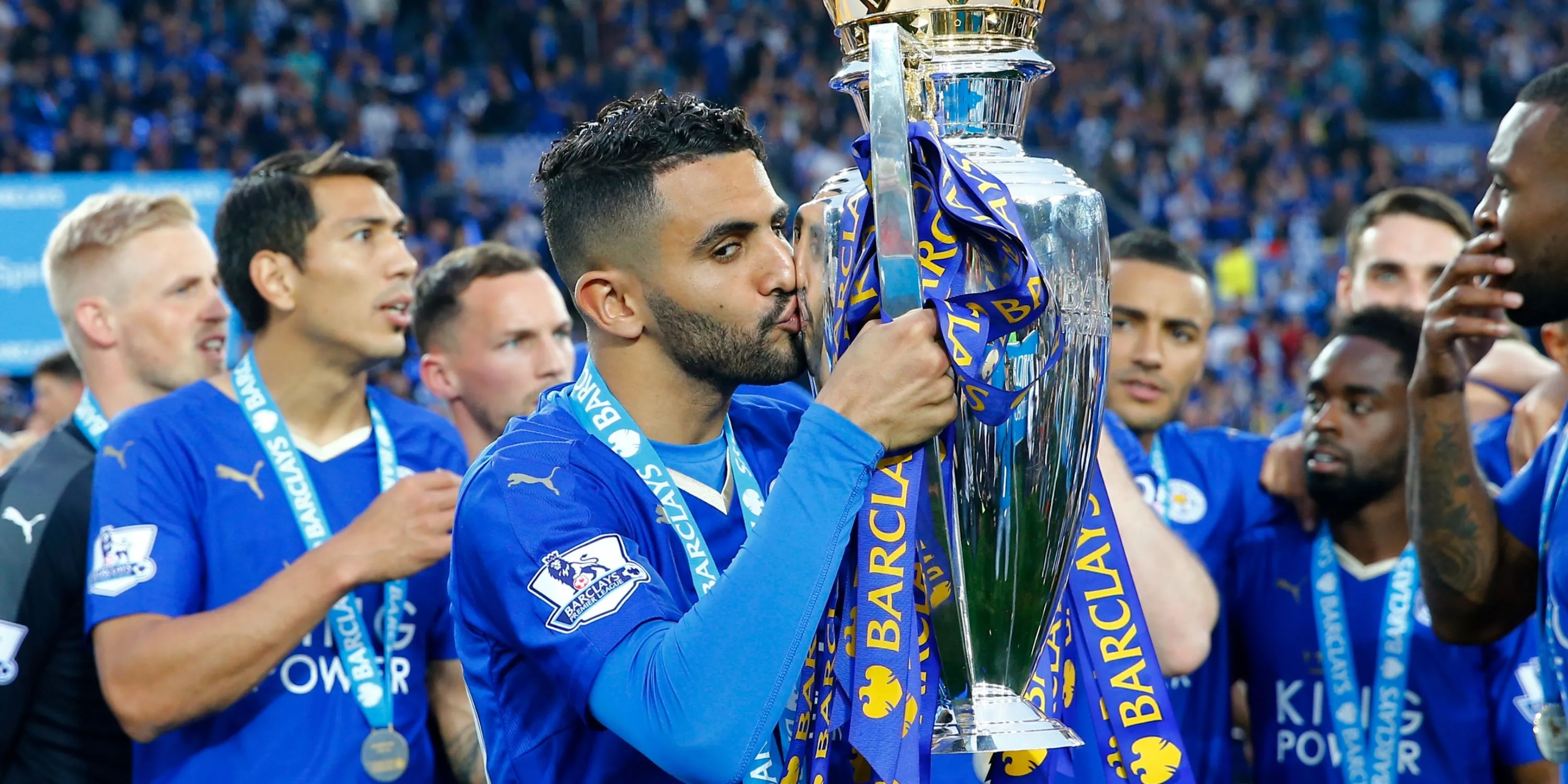 Riyad Mahrez ăn mừng chức vô địch Premier League bất ngờ cùng Leicester City mùa 2015/16