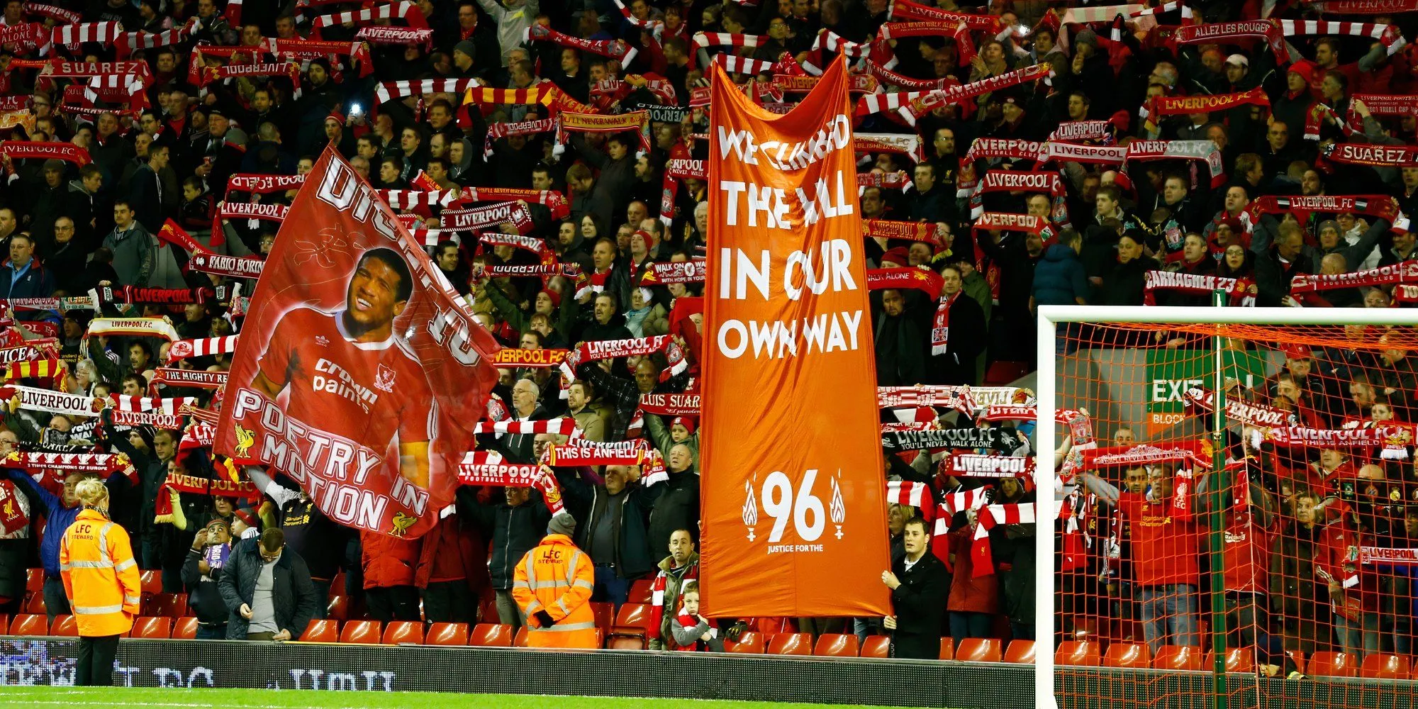 Sân vận động Anfield của Liverpool với lưới đỏ, biểu tượng cho các trận đấu sân nhà