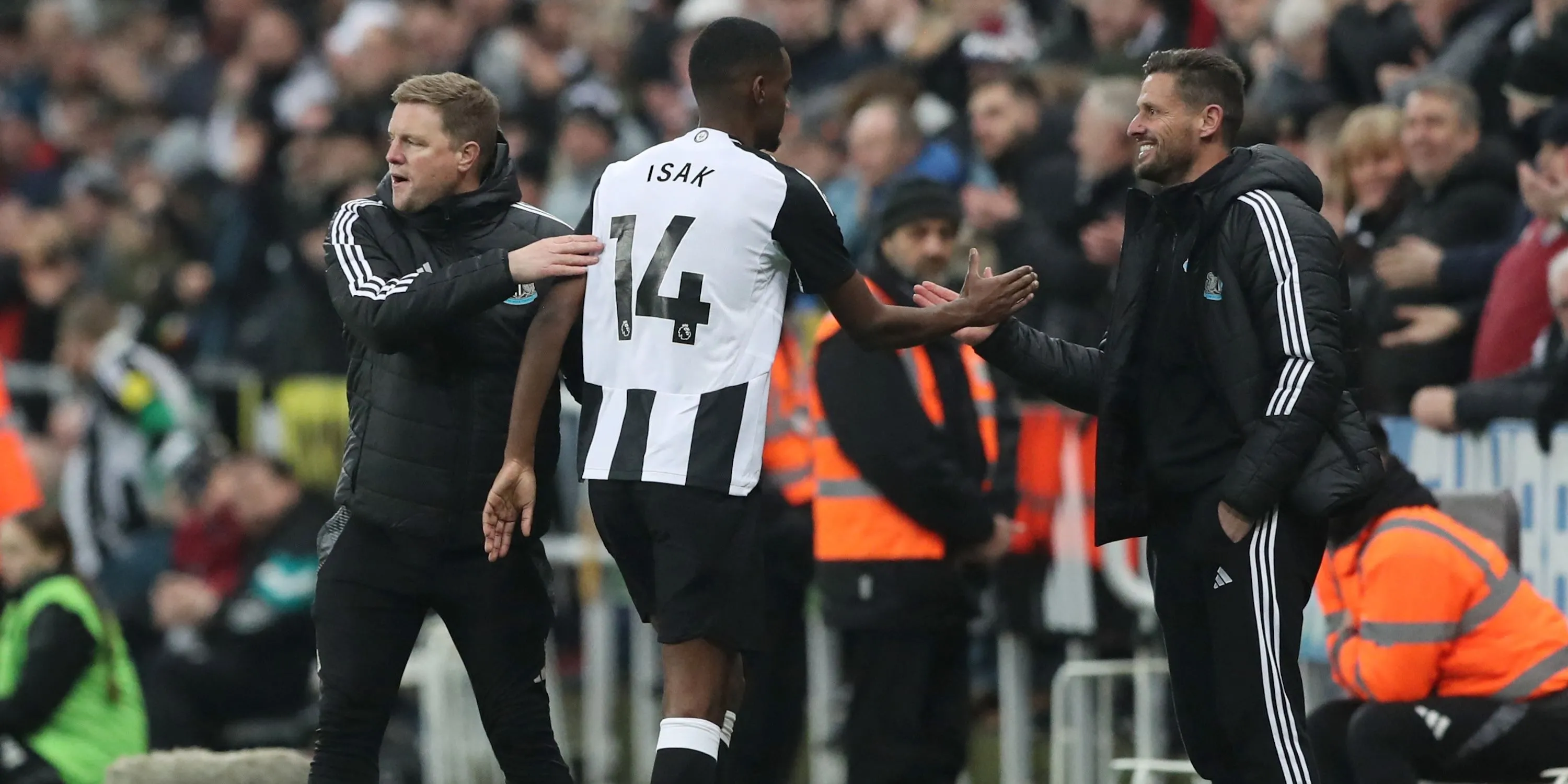 Tiền đạo Alexander Isak và HLV Eddie Howe của Newcastle United tại St James' Park