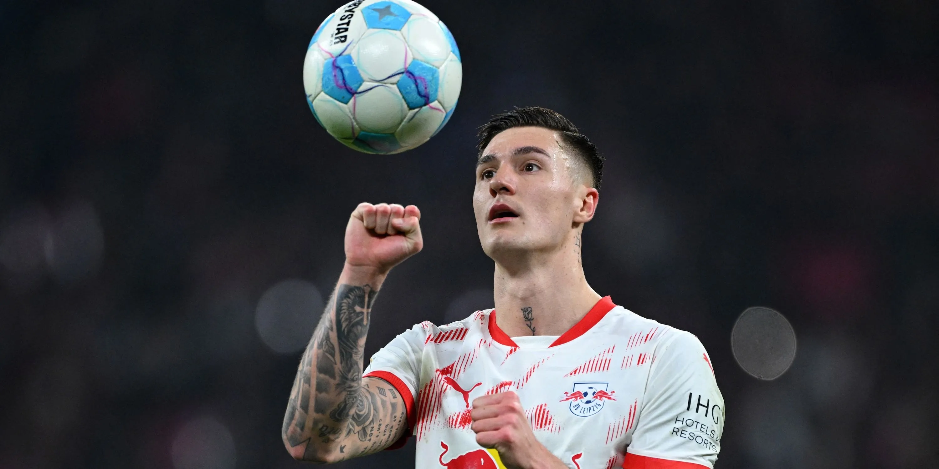 Tiền đạo RB Leipzig Benjamin Sesko chuẩn bị đá phạt đền