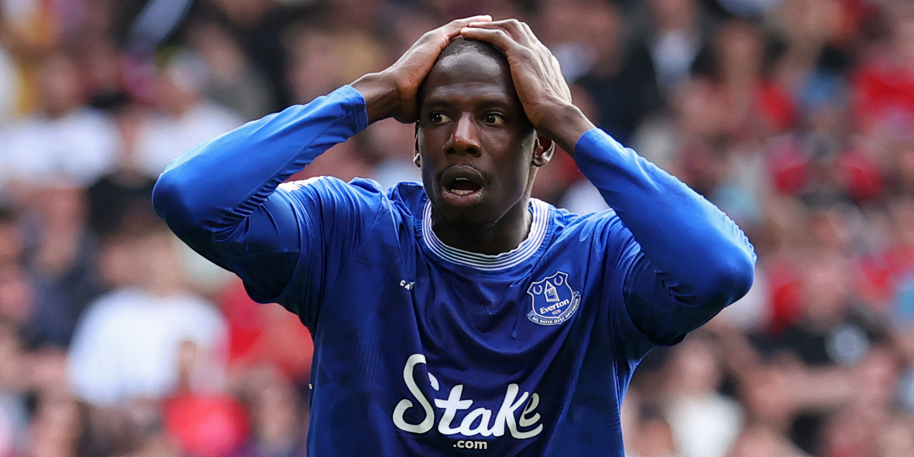 Tiền vệ Abdoulaye Doucoure của Everton tranh chấp bóng quyết liệt