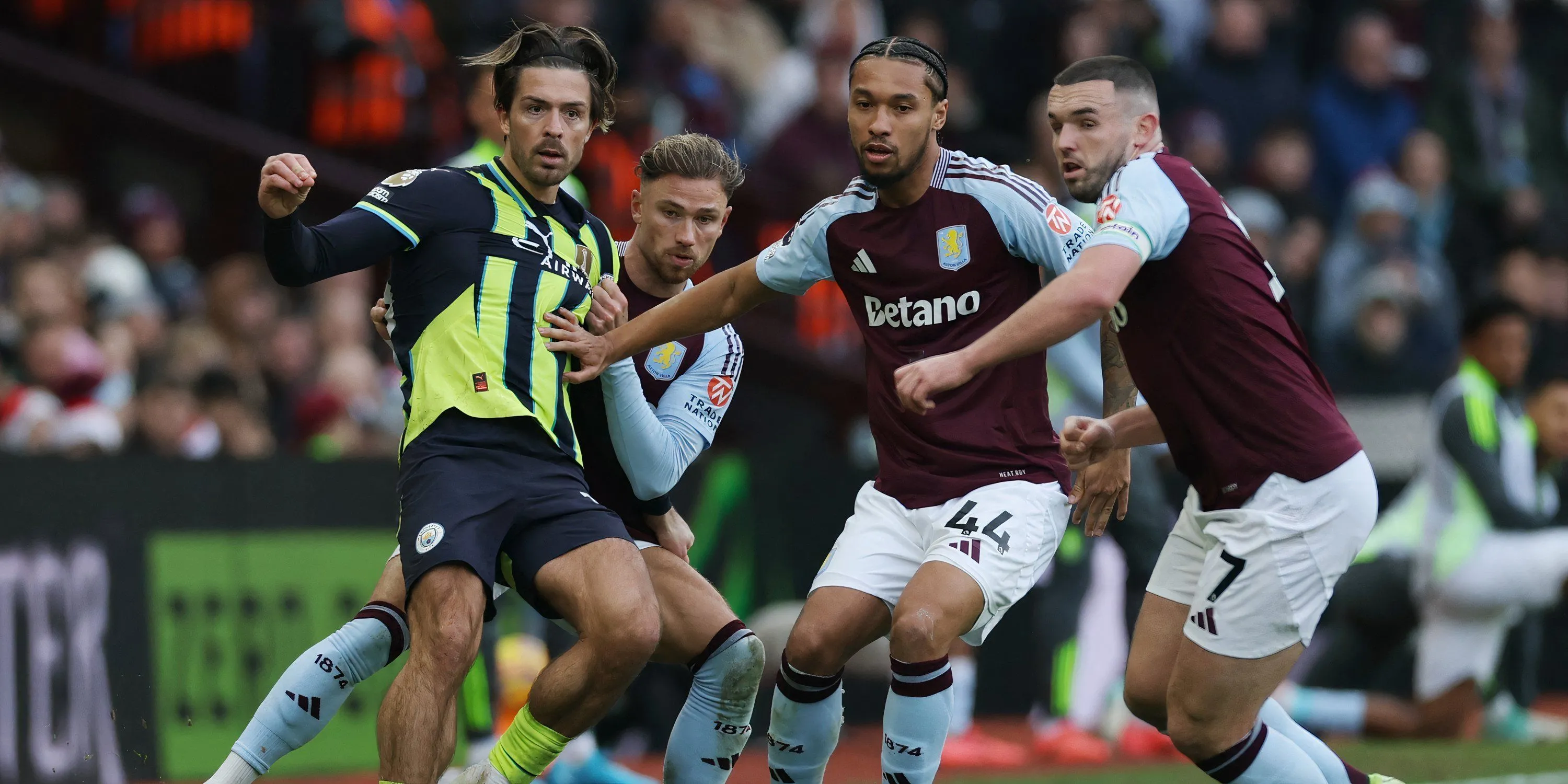 Tiền vệ Boubacar Kamara của Aston Villa nỗ lực kiểm soát bóng trước áp lực